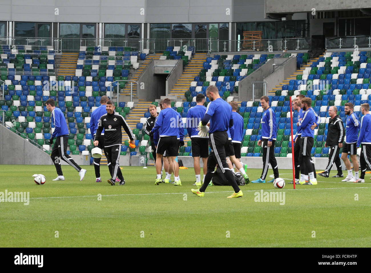 Nordirland-internationale Fußball-Nationalmannschaft in einer Trainingseinheit an das nationale Fußballstadion im Windsor Park, Belfast Stockfoto