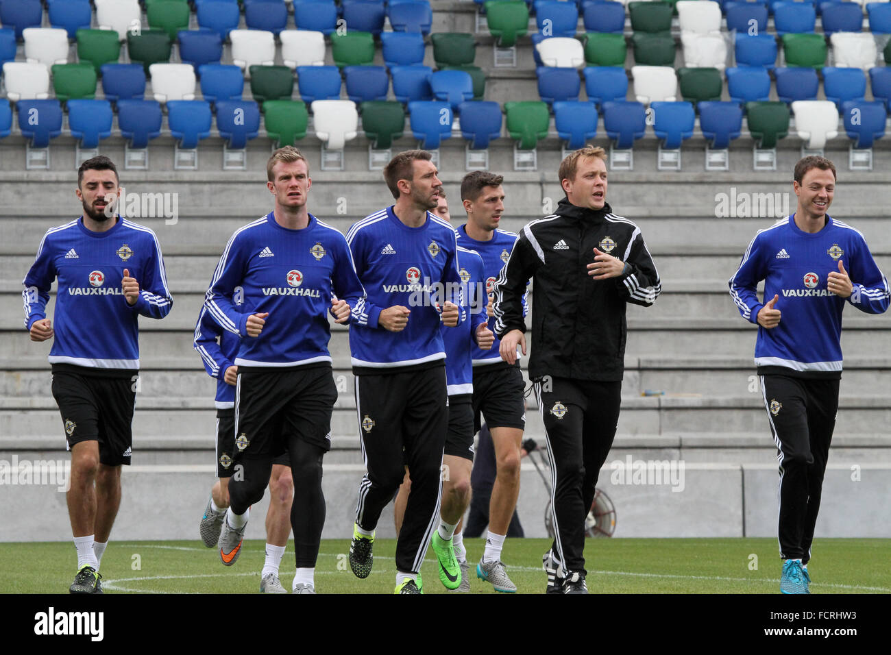 Nordirland-internationale Fußball-Nationalmannschaft in einer Trainingseinheit an das nationale Fußballstadion im Windsor Park, Belfast Stockfoto