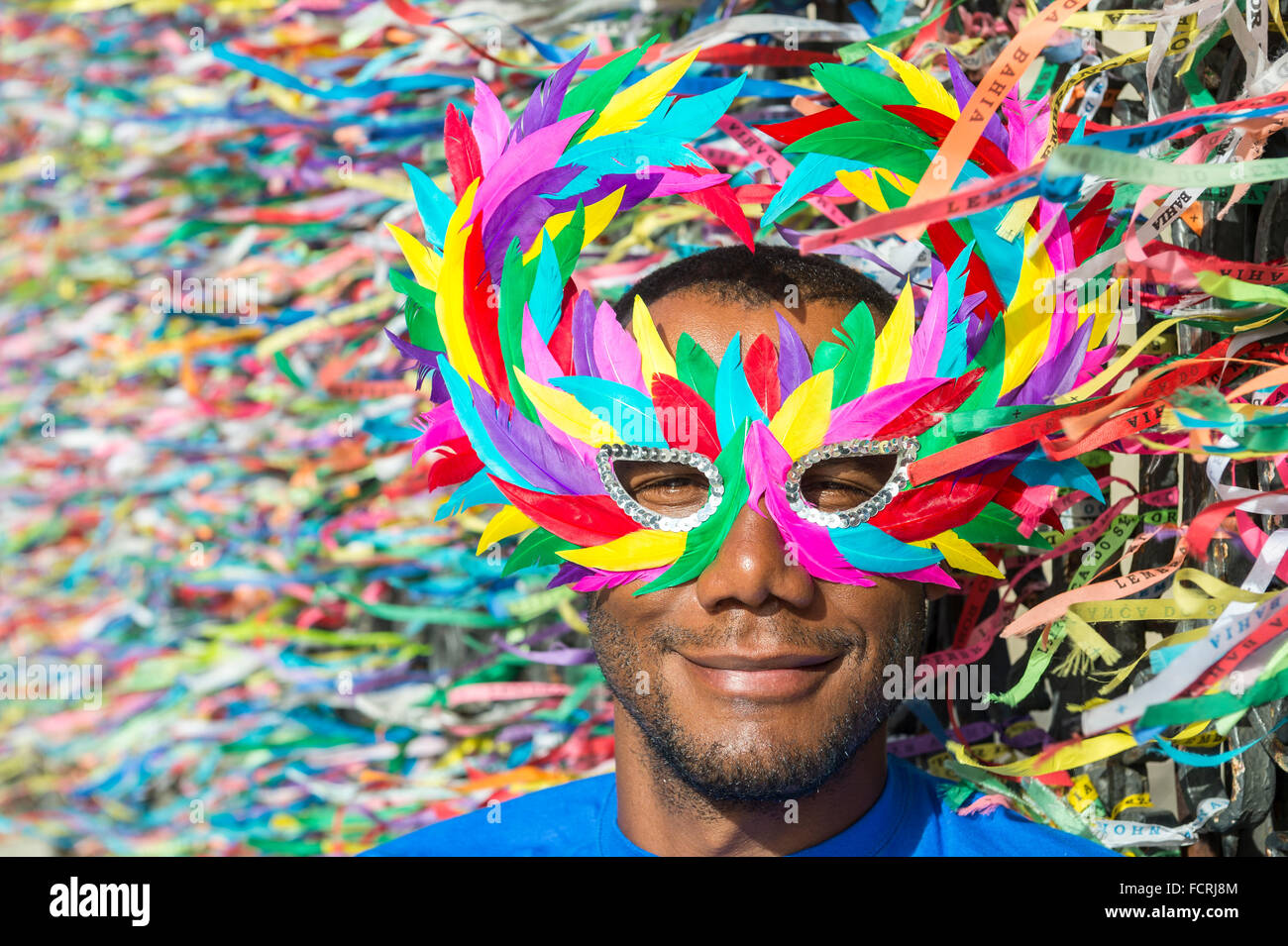 Karneval von Salvador Szene mit brasilianischen Mann mit bunten Maske mit wünschen Bänder Stockfoto