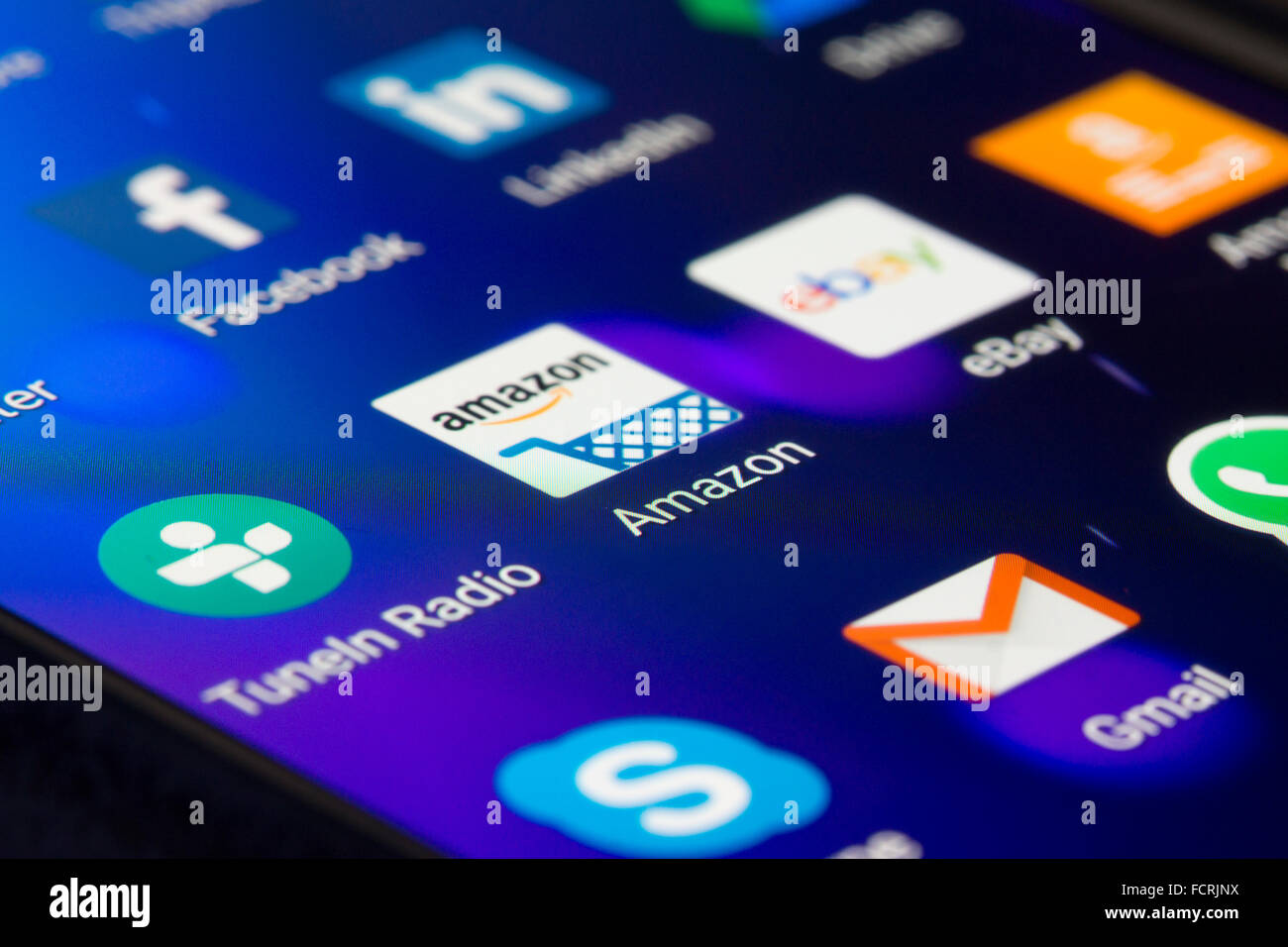 Eine extreme Nahaufnahme Makroaufnahme eines Smartphone-Bildschirms konzentrierte sich auf die Amazon-app Stockfoto