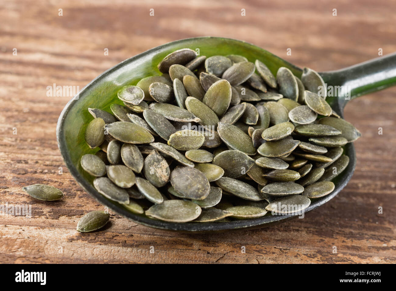 Kürbiskerne in den Löffel Stockfoto