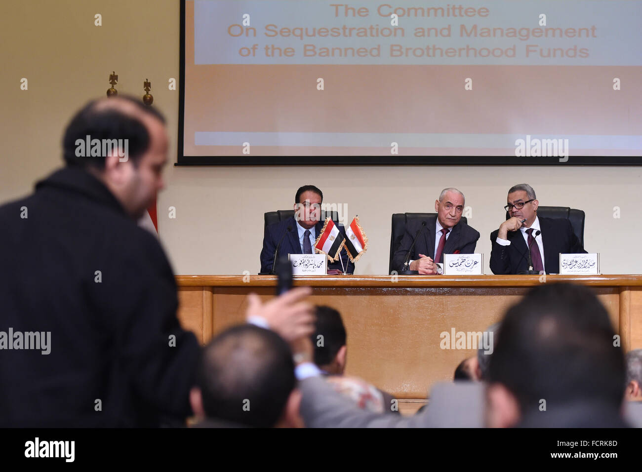 (160124)--Kairo, 24. Januar 2016 (Xinhua)--Ezzat Khamis (C), Chef der Gerichtskommission, die mit der Beurteilung der Muslim-Bruderschaft Geld- und Wertübertragung beauftragt bereitet sich auf Fragen während einer Pressekonferenz in Kairo, Ägypten, am 24. Januar 2016 zu nehmen. Ägyptens Gerichtsausschuß sagte am Sonntag, dass führende Persönlichkeiten aus der Gruppe der Muslim-Bruderschaft gegen staatliche Angelegenheiten während der ehemaligen islamistischen Präsidenten Mohamed Morsi einjährige Herrschaft intrigiert hatte. Die Vorwürfe kommen einen Tag vor dem fünften Jahrestag der Proteste 2011 die ehemaligen ägyptischen Präsidenten Hosni Mubarak 30-jähriger Herrschaft endete. (Xinhua Stockfoto