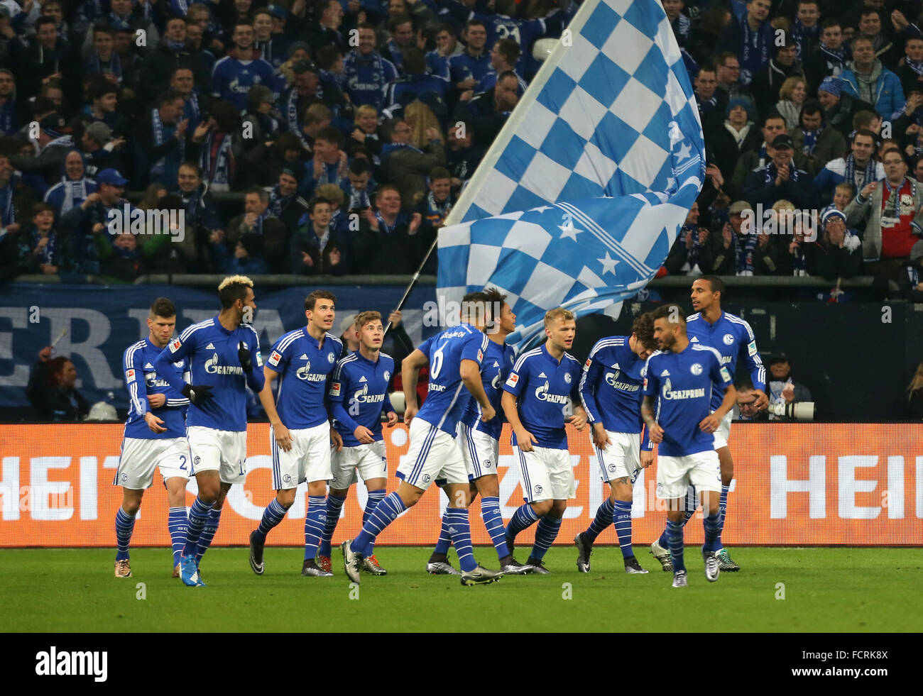 Gelsenkirchen, Deutschland. 24. Januar 2016. Fußball Bundesliga, FC Schalke 04 Vs Werder Bremen, Gelsenkirchen, Deutschland, 24.01.2016: Schalke-Spieler feiern nach dem Credit scoring: Jürgen Schwarz/Alamy Live News Stockfoto