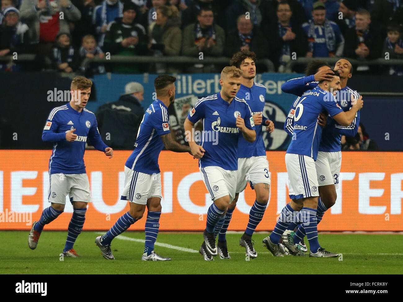 Gelsenkirchen, Deutschland. 24. Januar 2016. Fußball Bundesliga, FC Schalke 04 Vs Werder Bremen, Gelsenkirchen, Deutschland, 24.01.2016: Schalke-Spieler feiern nach dem Credit scoring: Jürgen Schwarz/Alamy Live News Stockfoto