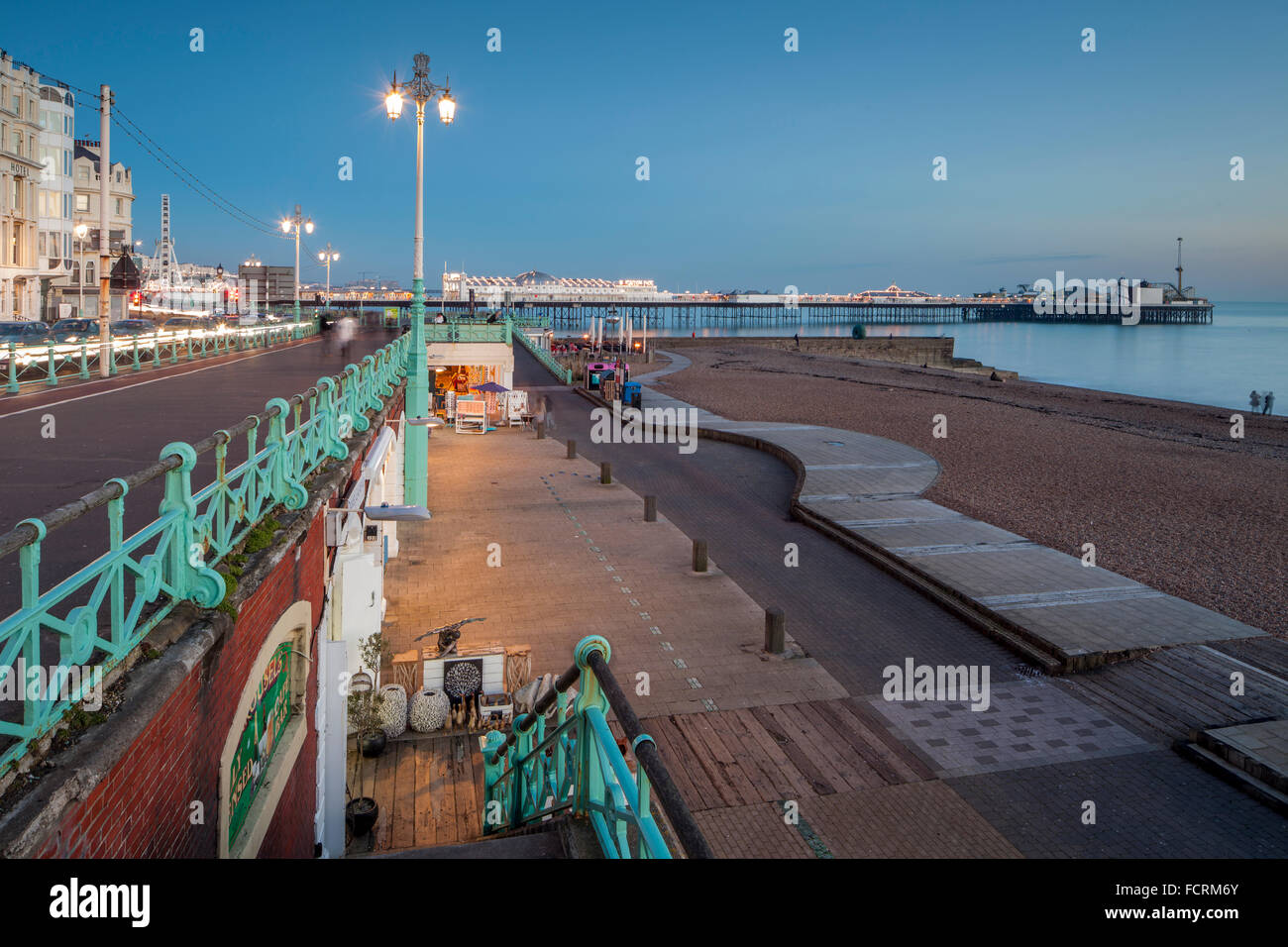 Winterabend am Meer in Brighton, East Sussex, England. Stockfoto