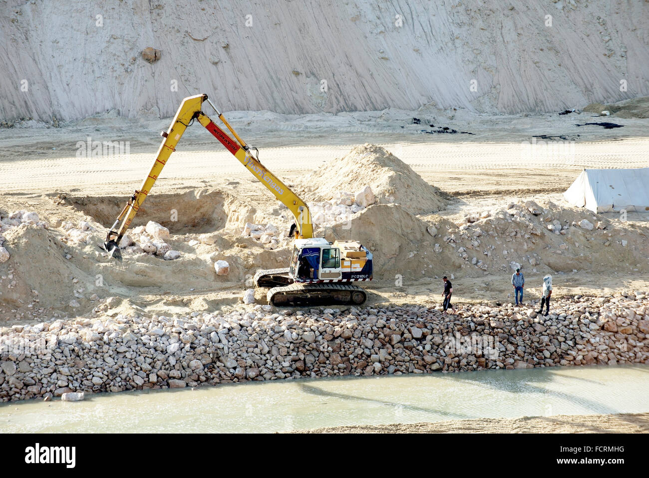 Ägypter sehen am Ufer zu Beginn des Baus an den Ufern des neuen Suez-Kanals. Stockfoto