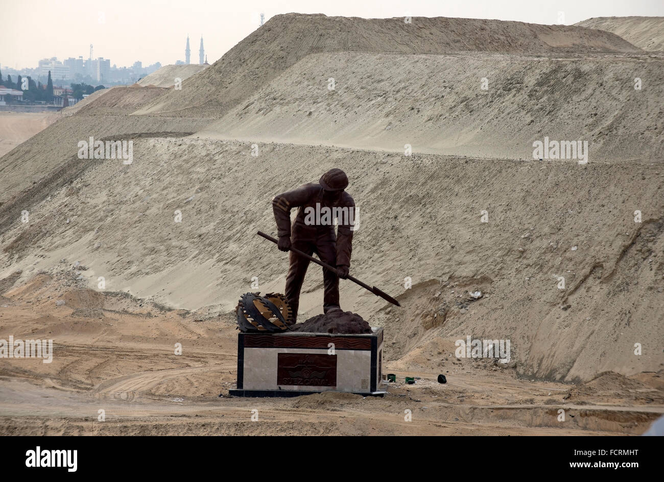 Die Statue eines ägyptischen Arbeiter am Arbeitsplatz Graben im Sand in den Suez-Kanal, Nord-Afrika. Stockfoto