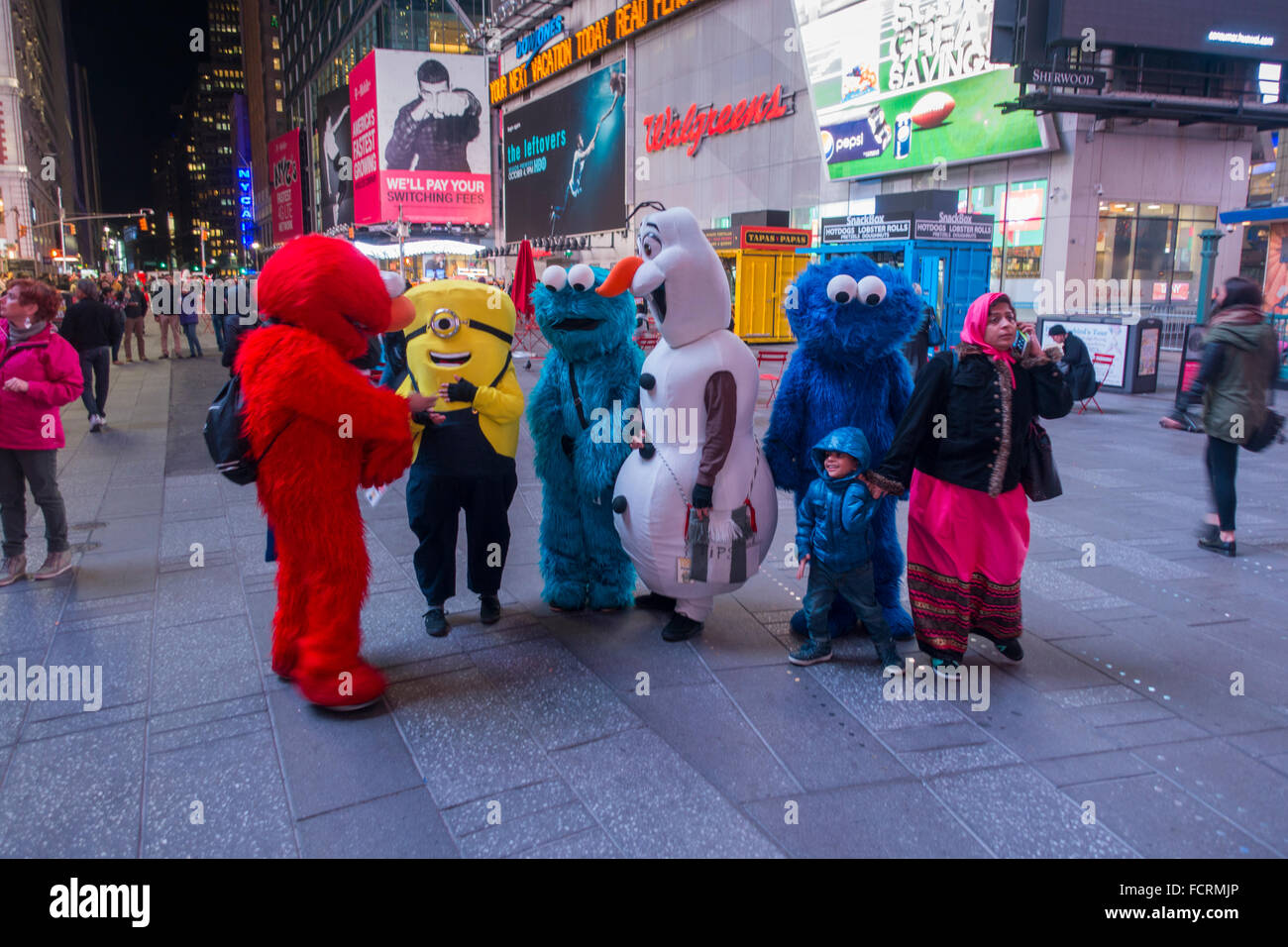 Touristen posieren Zeichentrickfiguren Times Square Stockfoto