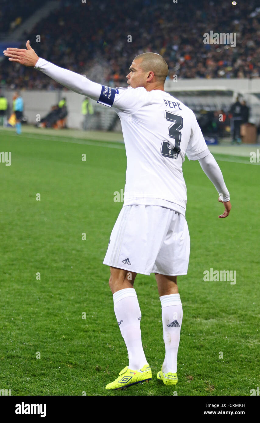 LVIV, UKRAINE - 25. November 2015: Pepe von Real Madrid in Aktion während der UEFA-Champions-League-Spiel gegen den FC Shakhtar Donetsk im Arena Lviv-Stadion Stockfoto