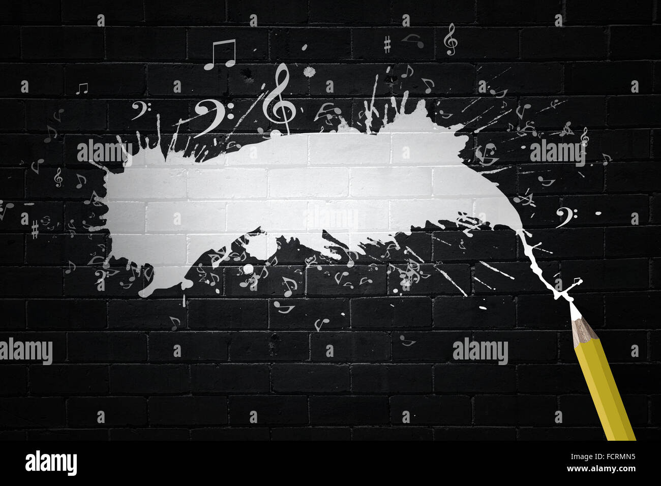 Musiknoten und Bleistift auf schwarzem Hintergrund Stockfoto