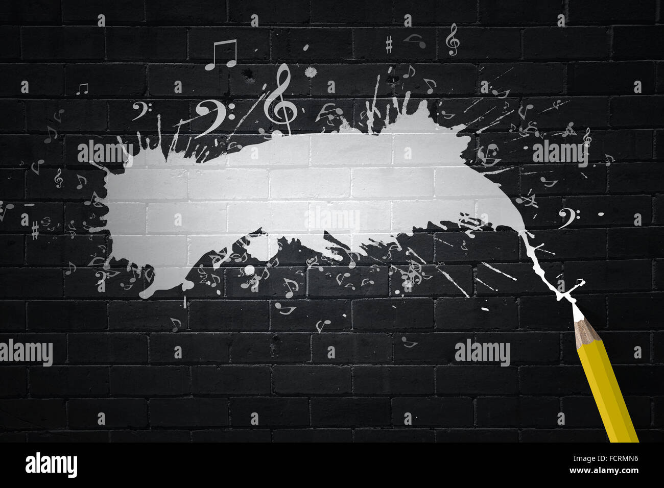 Musiknoten und Bleistift auf schwarzem Hintergrund Stockfoto