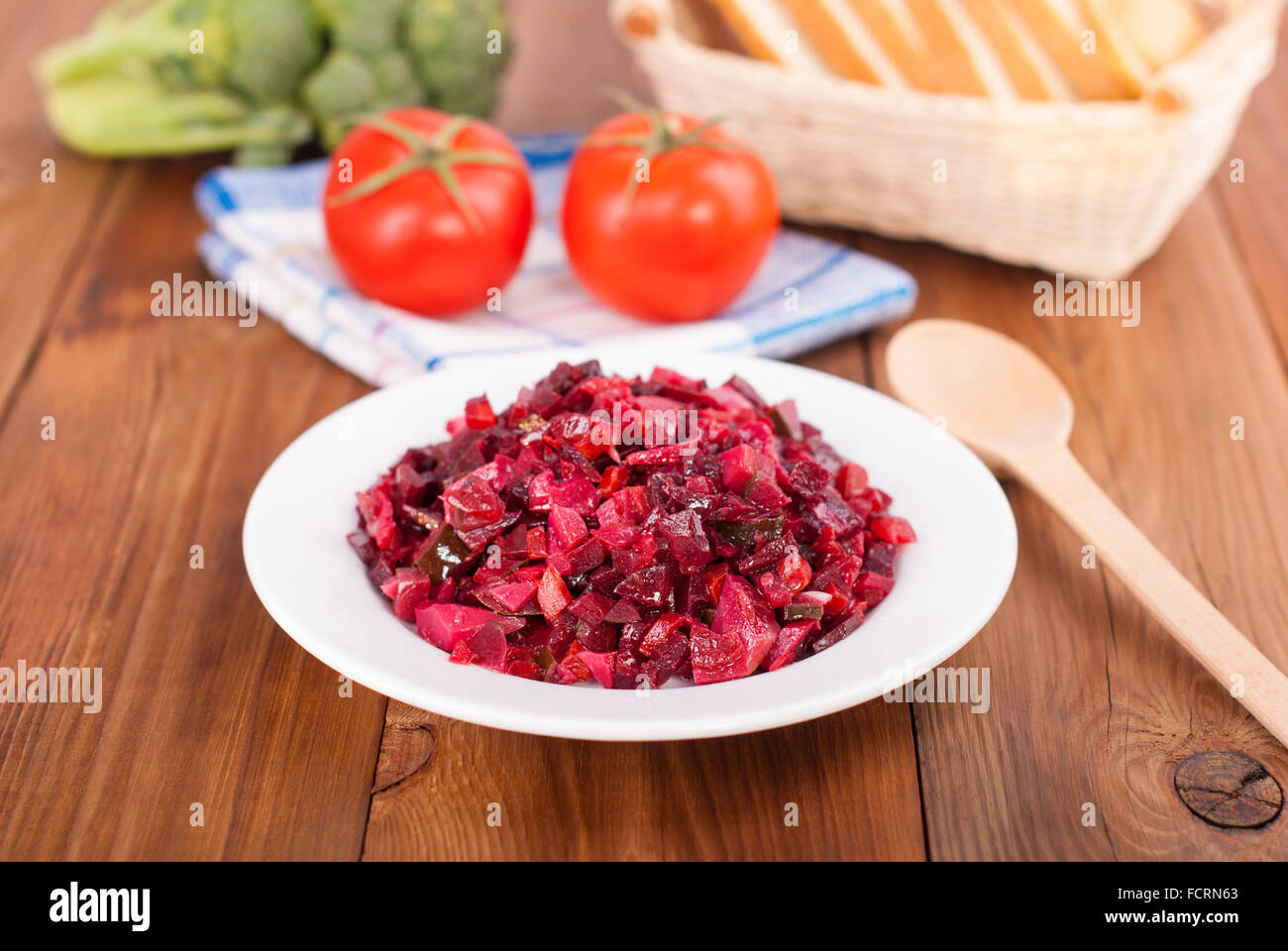 Salat-Vinaigrette in einer Schüssel auf einem Holztisch. Stockfoto