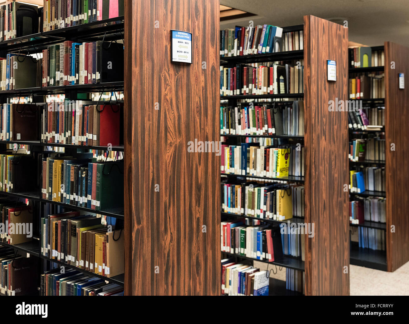 Reihen von Büchern aus der Bibliothek. Stockfoto