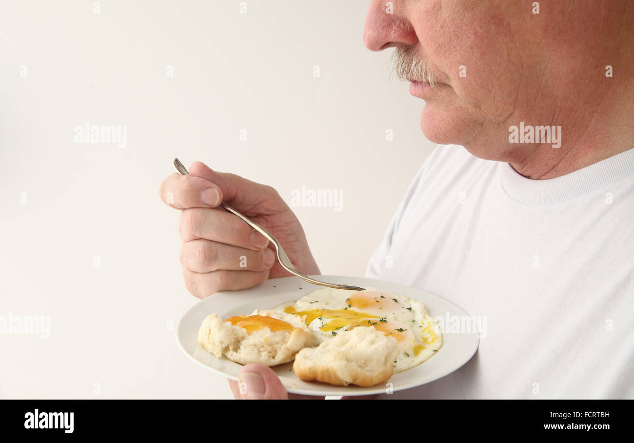 Ein Mann bereit, seinen Spiegeleier frühstücken Stockfoto
