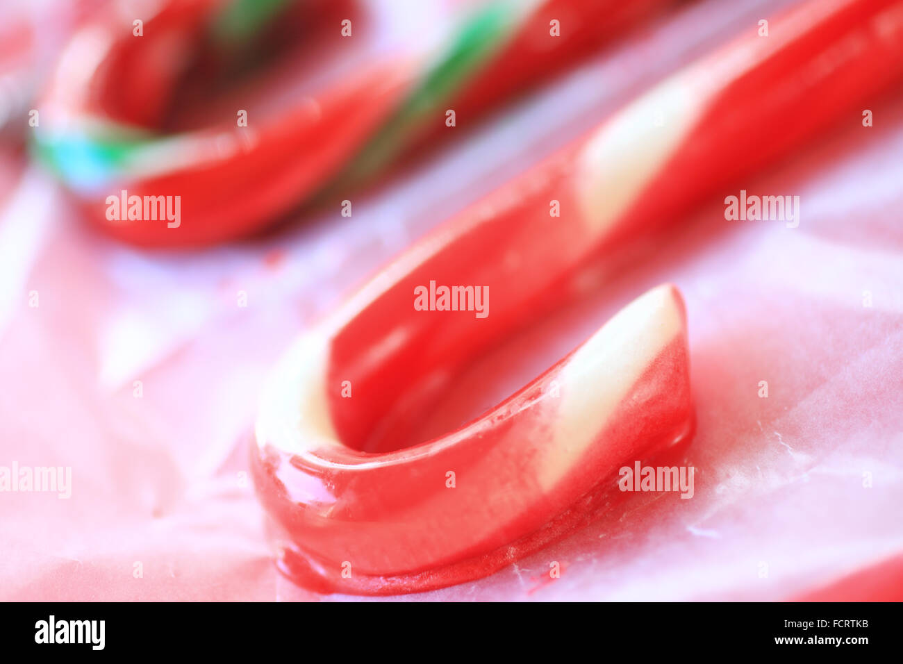 Zwei Weihnachten Süßigkeiten Stöcke beginnen zu schmelzen bei hoher Luftfeuchtigkeit Stockfoto