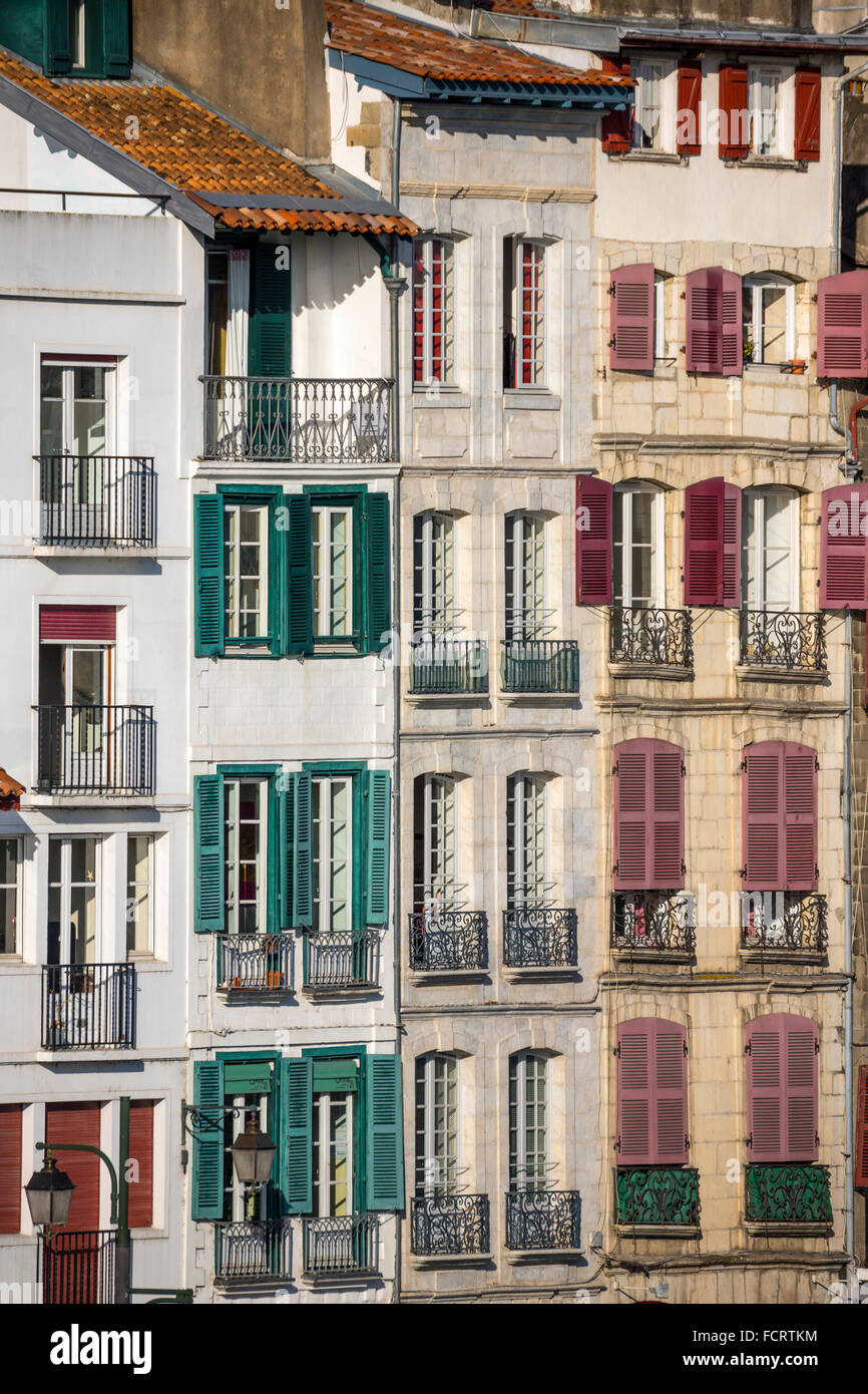 Typische Häuser mit mehreren Etagen im Stadtteil "Grand Bayonne" (Bayonne Pyrénées Atlantiques Aquitaine Frankreich Europa). Stockfoto