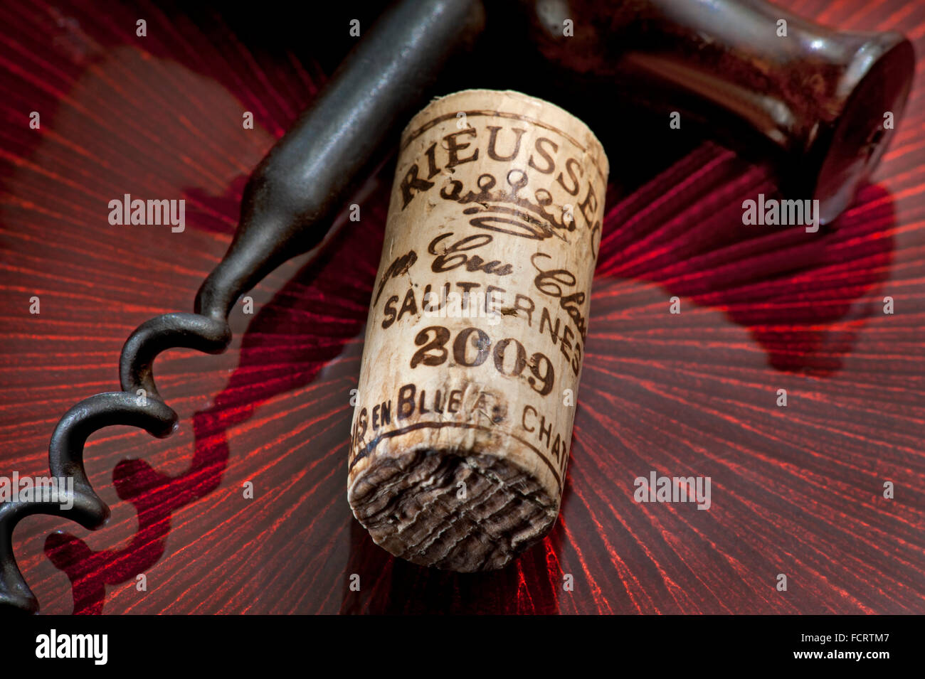 2009 Chateau Rieussec Sauternes feiner Luxus süßer Weißweinkorken und antiker Korkenzieher in Weinverkostungssituation Stockfoto