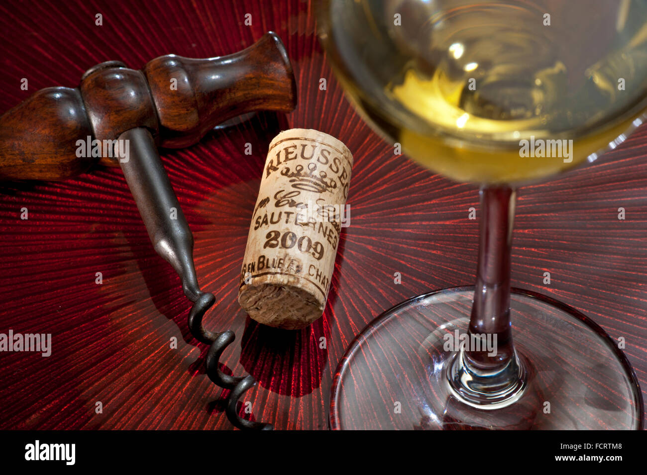 Chateau Rieussec Sauternes 2009 Weißwein, Kork und antiker Korkenzieher in luxuriöser Feinweinverkostungssituation von Semillon Stockfoto