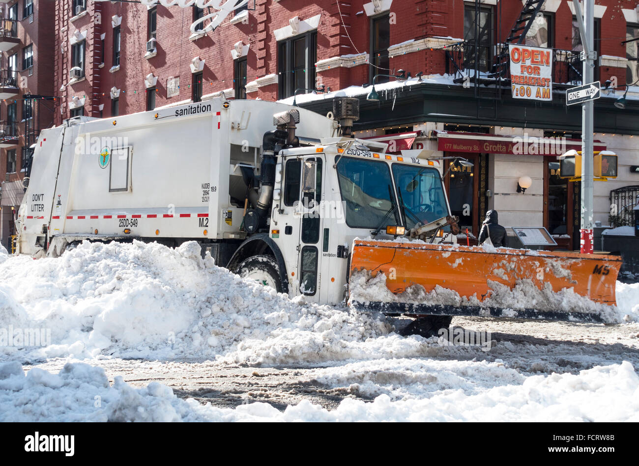 Schneepflug Aufräumen nach einem Wintersturm in Lower Manhattan, NYC Stockfoto
