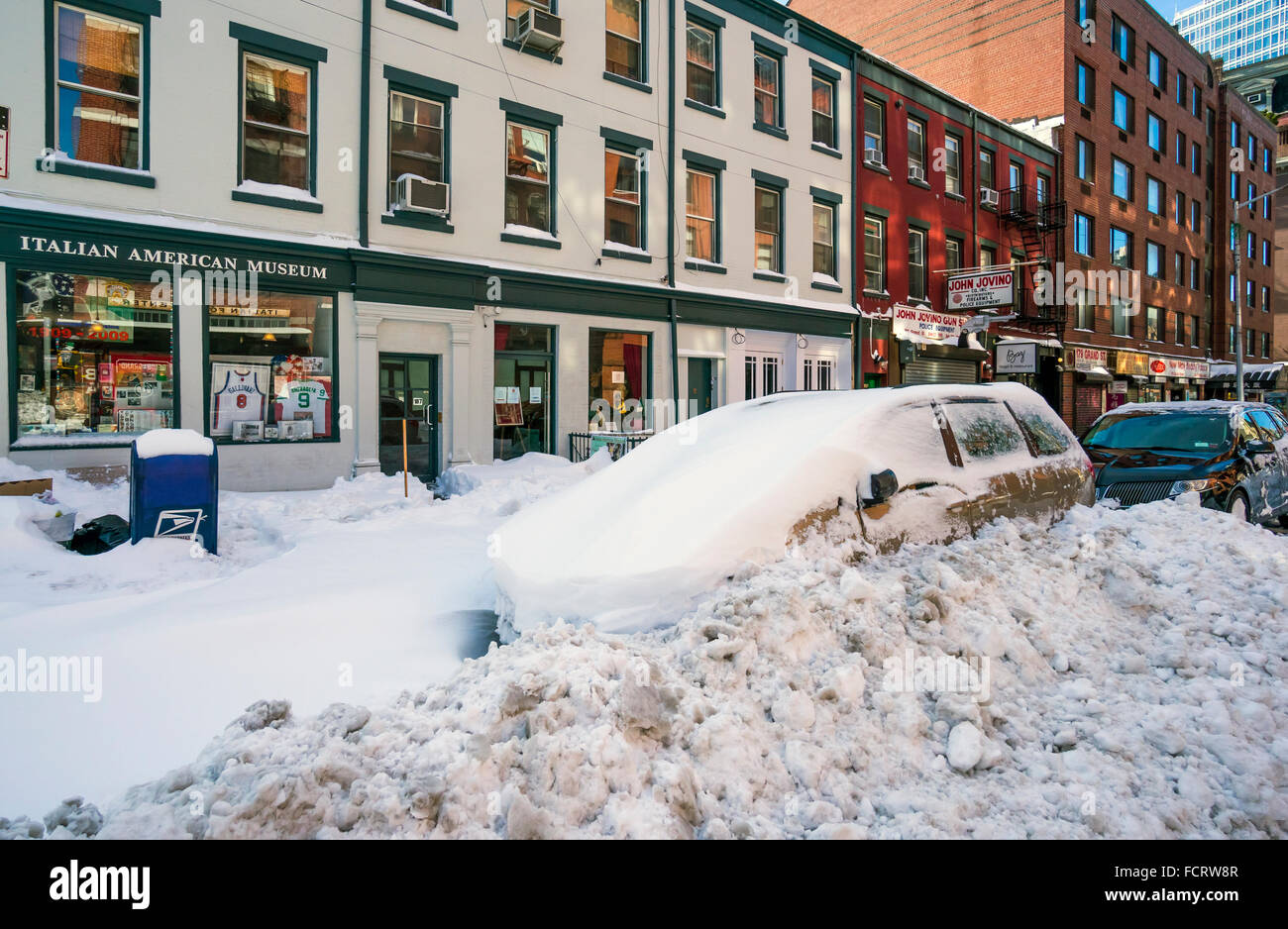 Blizzard-Jonas im Januar 2016 mit 26,8 Zoll von Schnee bedeckt, Autos und Straße in New York wenig Italien Stockfoto
