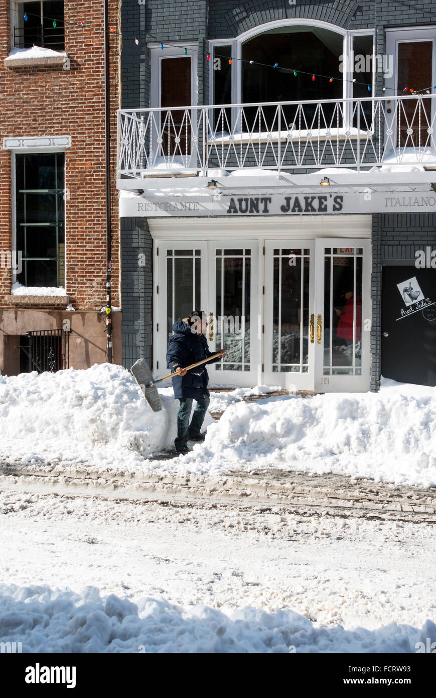 Schneeschaufeln vor der Tante Jake Italienisches Restaurant auf Mulberry Street, Little Italy, NYC nach 2016 Mann Jonas Blizzard Stockfoto