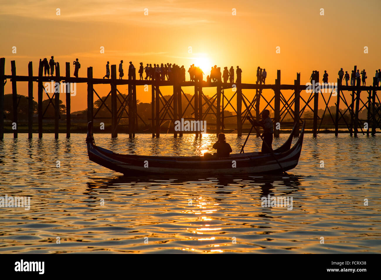 Silhouette Menschen auf U Bein Brücke bei Sonnenuntergang, Amarapura, Mandalay Region, Myanmar Stockfoto