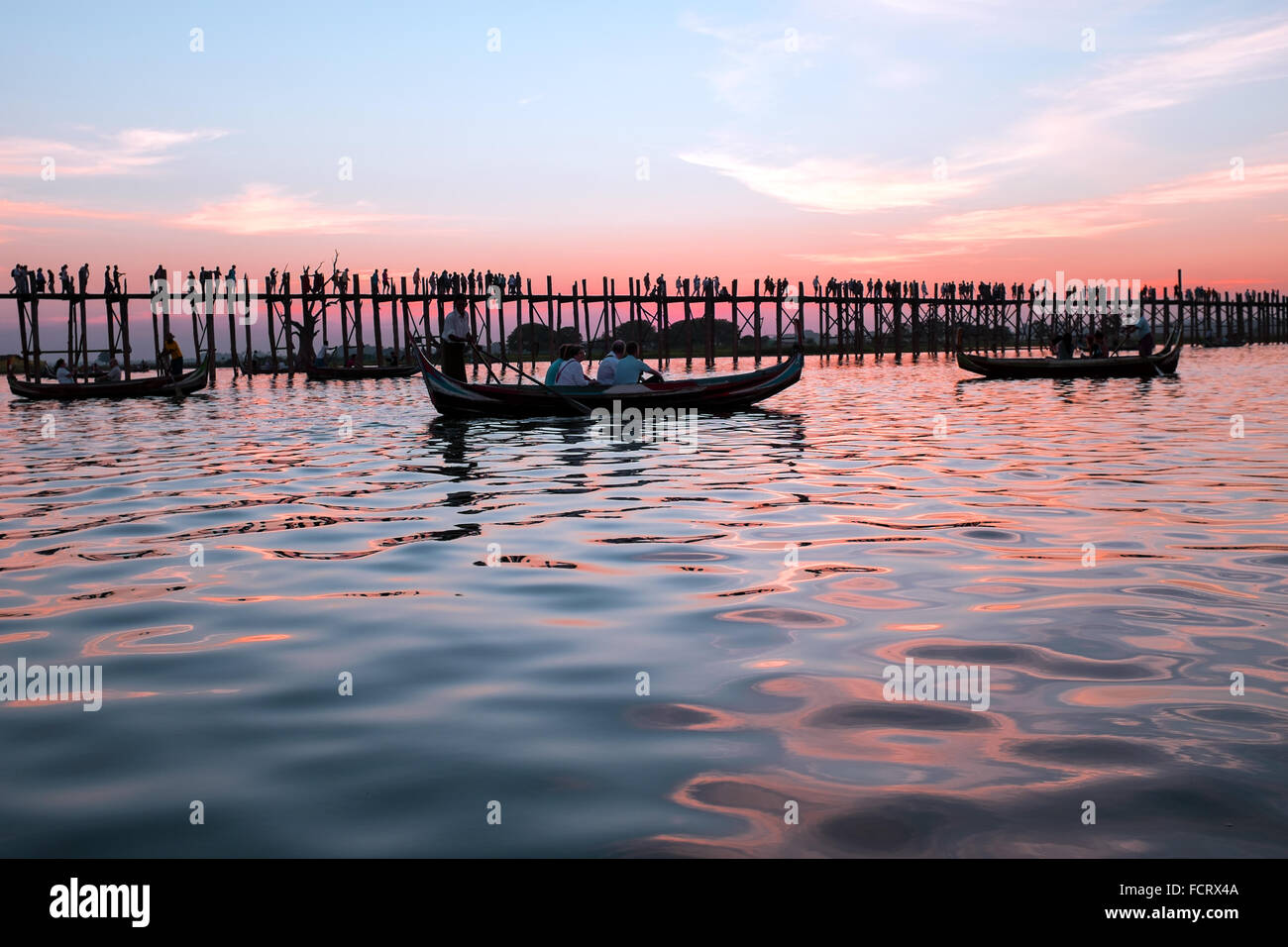 U Bein Brücke bei Sonnenuntergang in Mandalay Myanmar. Die 1,2 Kilometer lange Brücke wurde um 1850 erbaut und ist vermutlich die älteste. Stockfoto