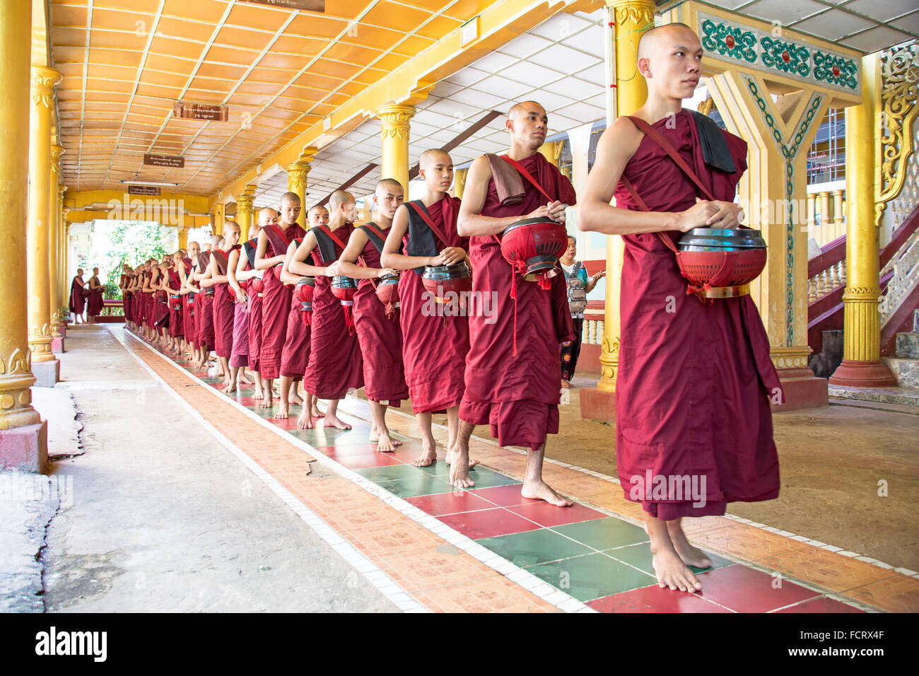 BAGO, MYANMAR-26. November 2015: Mönche gehen zum Mittagessen im Kloster von Bago in Myanmar. Stockfoto