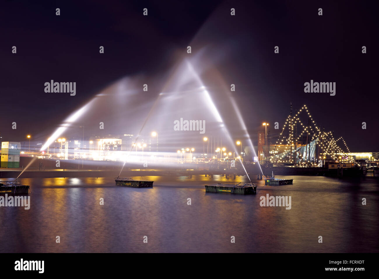 Der Hafen von Amsterdam in den Niederlanden bei Nacht am crhistmas Stockfoto
