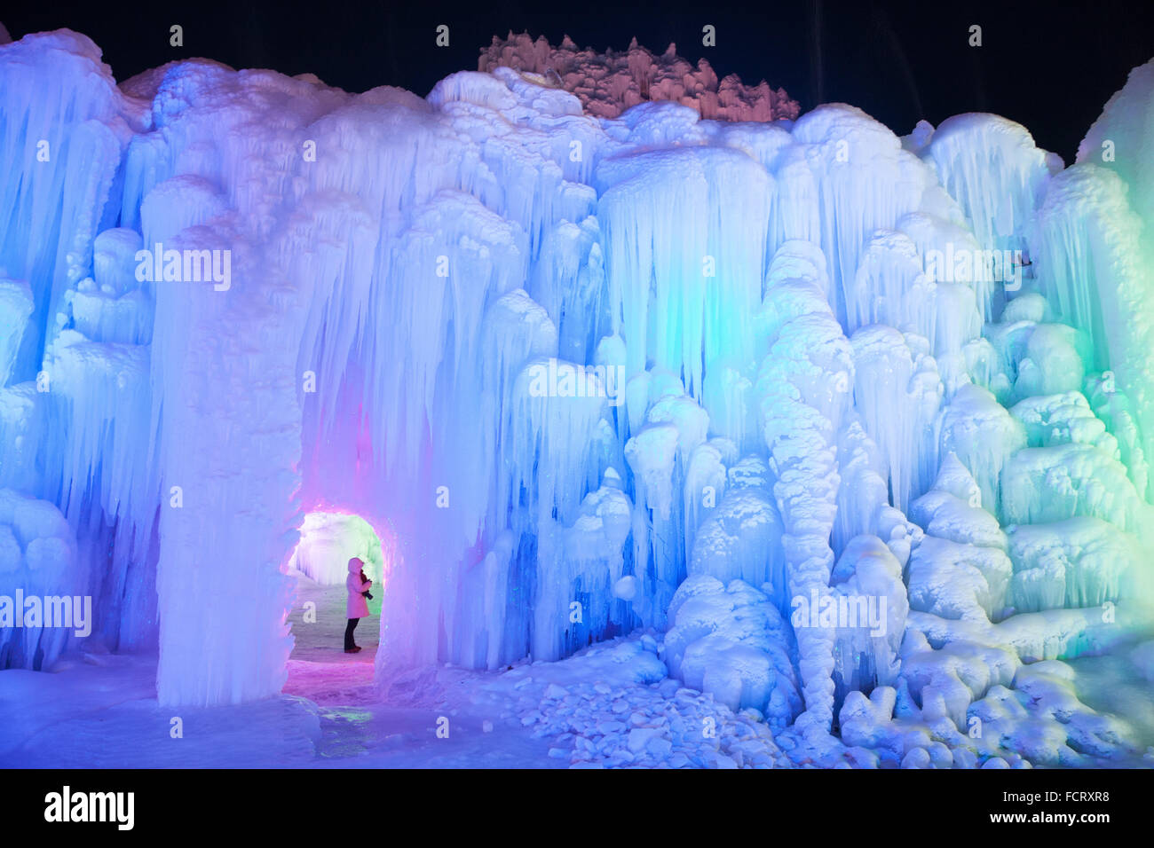 Shijiazhuang. 23. Januar 2016. Foto aufgenommen am 23. Januar 2016 zeigt den gefrorenen Wasserfall von bunten Lichtern in Pingshan County von Shijiazhuang, Hauptstadt der Provinz Hebei North China beleuchtet. Bildnachweis: Pu Dongfeng/Xinhua/Alamy Live-Nachrichten Stockfoto