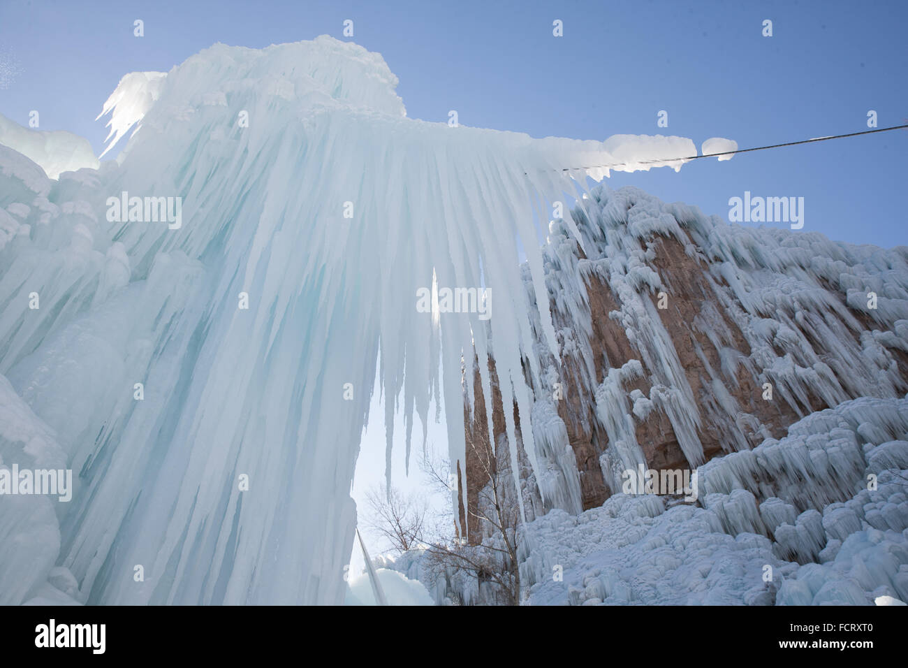 Shijiazhuang. 23. Januar 2016. Foto aufgenommen am 23. Januar 2016 zeigt den gefrorenen Wasserfall in Pingshan County von Shijiazhuang, Hauptstadt der Provinz Hebei North China. Bildnachweis: Pu Dongfeng/Xinhua/Alamy Live-Nachrichten Stockfoto