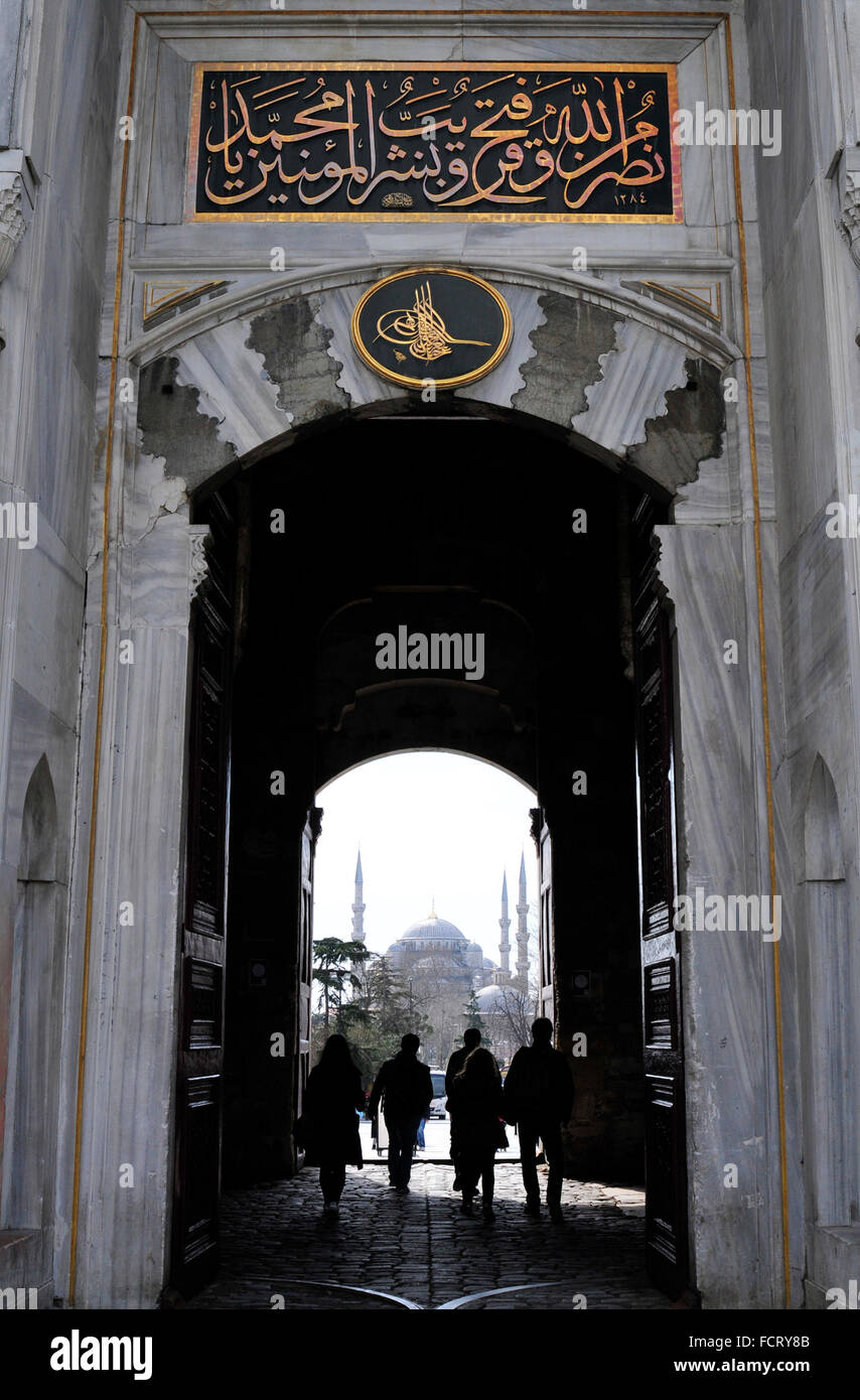 Ausgangstür der Topkapi-Palast, mit Blick auf die blaue Moschee in Istanbul, Türkei. Stockfoto