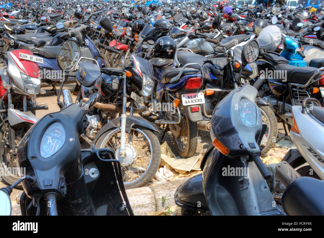 Überfüllten Motorrad- und Scooter-Fahrzeug-Parkplatz am Bahnhof Trivandrum, Kerala, Indien Stockfoto