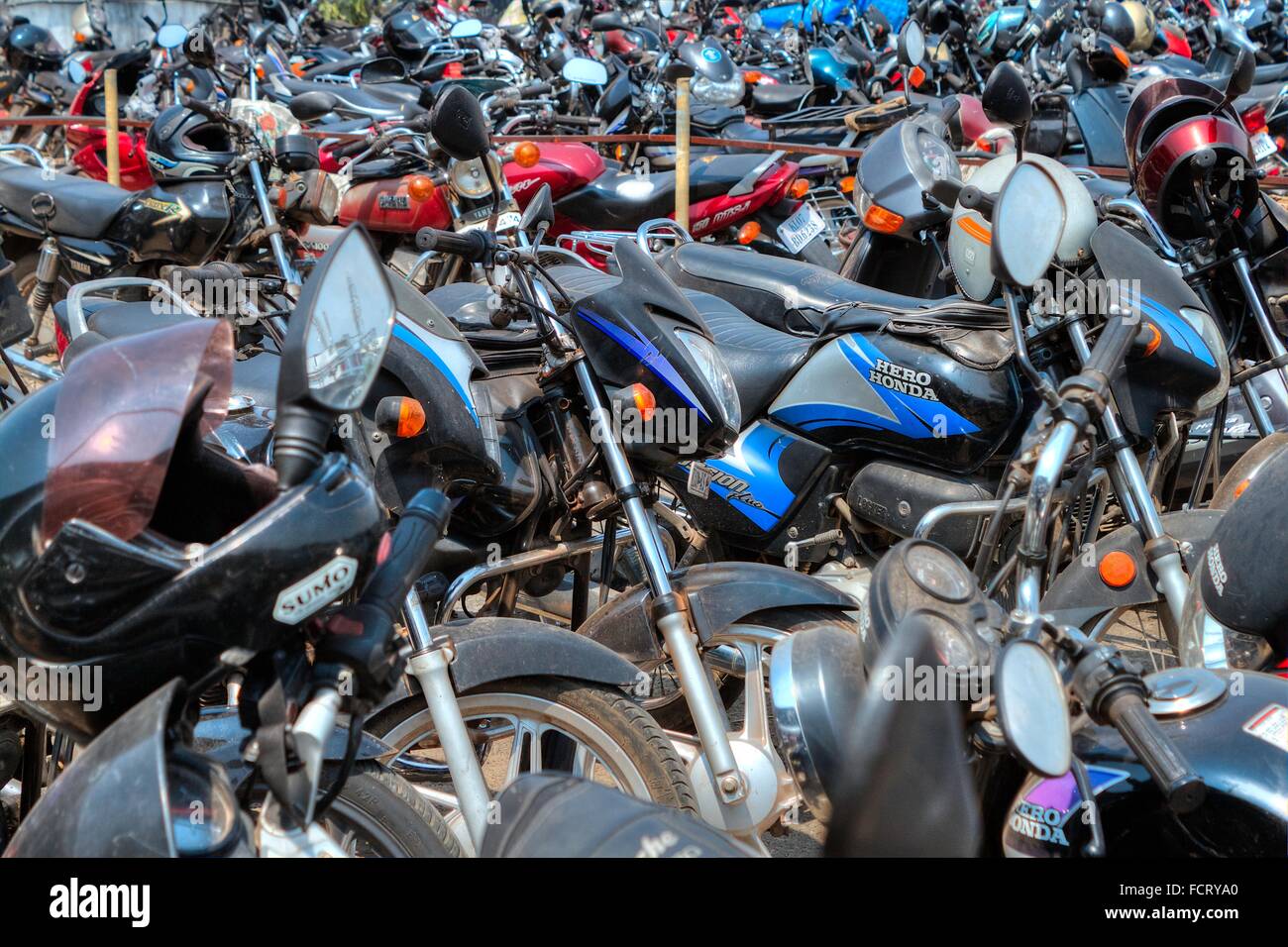 Überfüllten Motorrad- und Scooter-Fahrzeug-Parkplatz am Bahnhof Trivandrum, Kerala, Indien Stockfoto