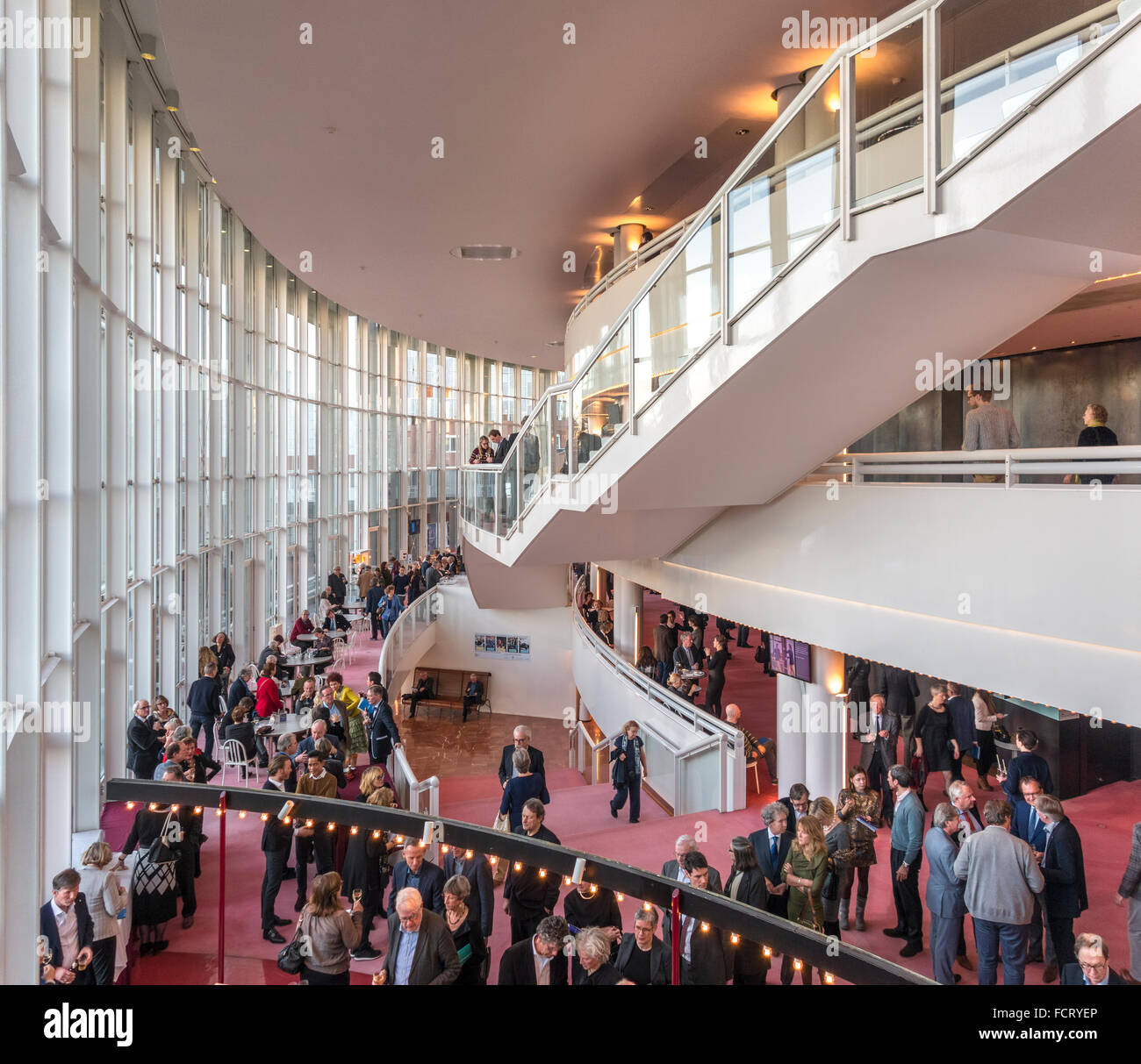 Amsterdam Stopera Interieur: Dutch National Oper Gebäude Foyer Halle, mit Menschen, Besucher am Eröffnungsabend während der Pause Stockfoto