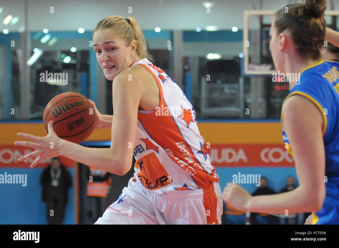 Neapel, Italien. 24. Januar 2016. Neapel pivot Gintare Petronyte in Aktion während der Meisterschaft italienische Serie A Frauen Basketball regulären Saison Saces Mapei Napoli vs. Lavezzini Parma. Parma-Team gewann das Spiel. © Paola Visone/Pacific Press/Alamy Live-Nachrichten Stockfoto