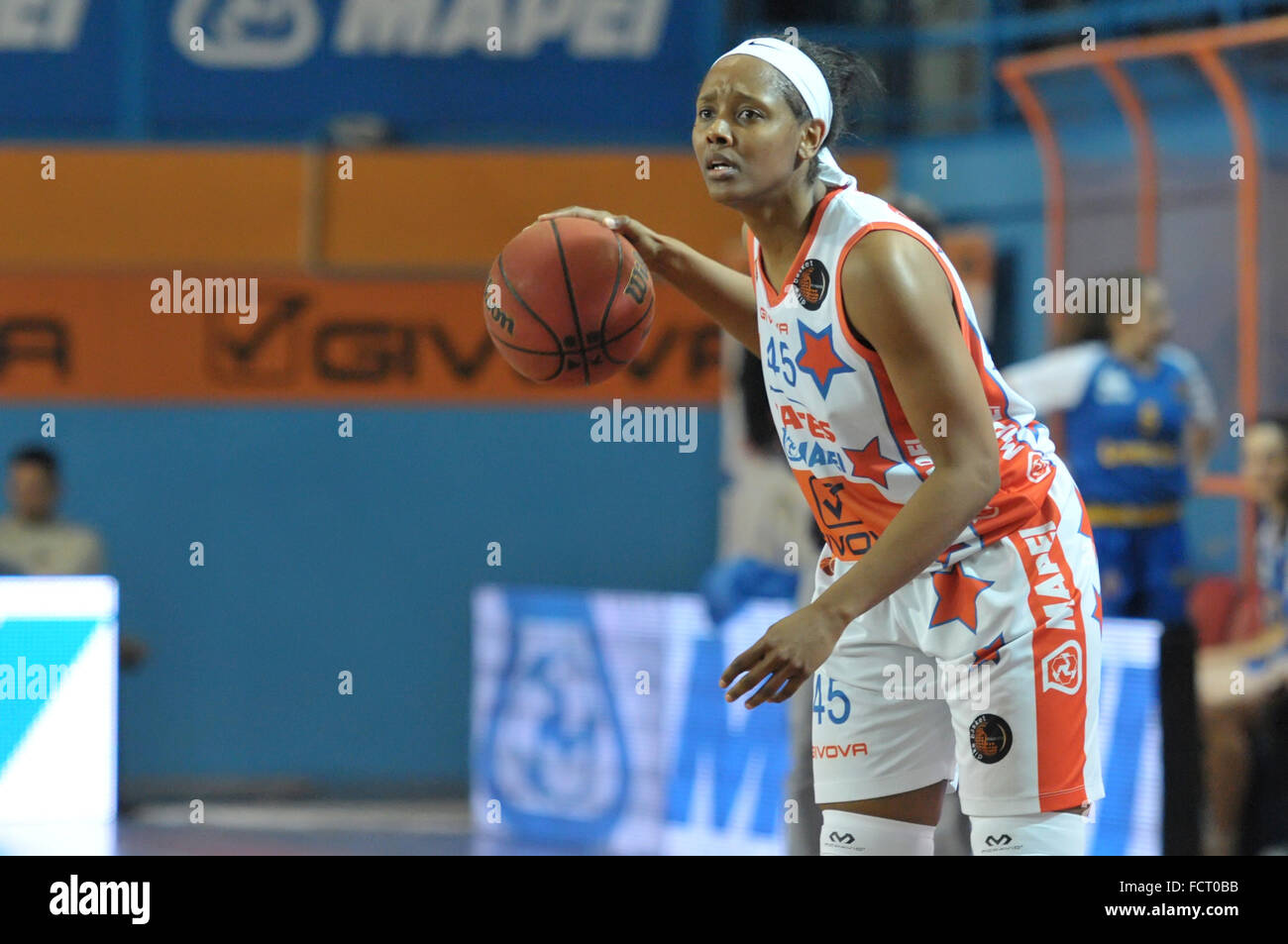 Neapel, Italien. 24. Januar 2016. Neapel bewachen Noelle Quinn in Aktion während der Meisterschaft italienische Serie A Frauen Basketball regulären Saison Saces Mapei Napoli vs. Lavezzini Parma. Parma-Team gewann das Spiel. © Paola Visone/Pacific Press/Alamy Live-Nachrichten Stockfoto