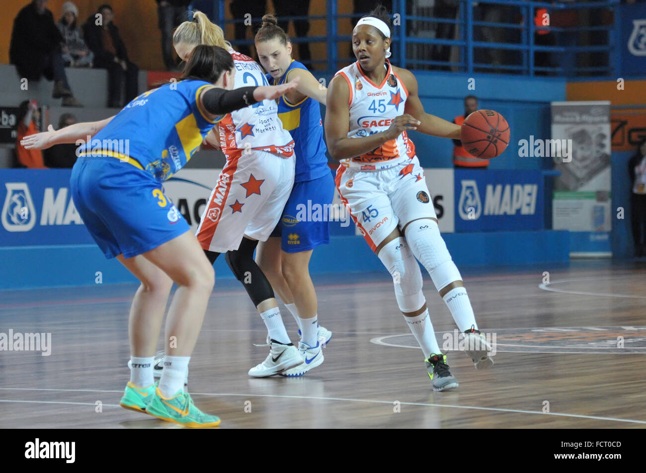 Neapel, Italien. 24. Januar 2016. Neapel bewachen Noelle Quinn in Aktion während der Meisterschaft italienische Serie A Frauen Basketball regulären Saison Saces Mapei Napoli vs. Lavezzini Parma. Parma-Team gewann das Spiel. © Paola Visone/Pacific Press/Alamy Live-Nachrichten Stockfoto