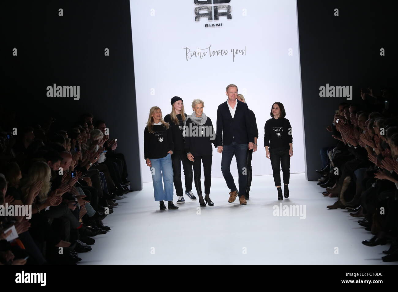 Berlin, Deutschland. 20. Januar 2016. Mercedes-Benz Fashion Week Herbst/Winter 2016 in gepflegt-Bild zeigt die Designer von RIANI auf dem Laufsteg. © Simone Kuhlmey/Pacific Press/Alamy Live-Nachrichten Stockfoto