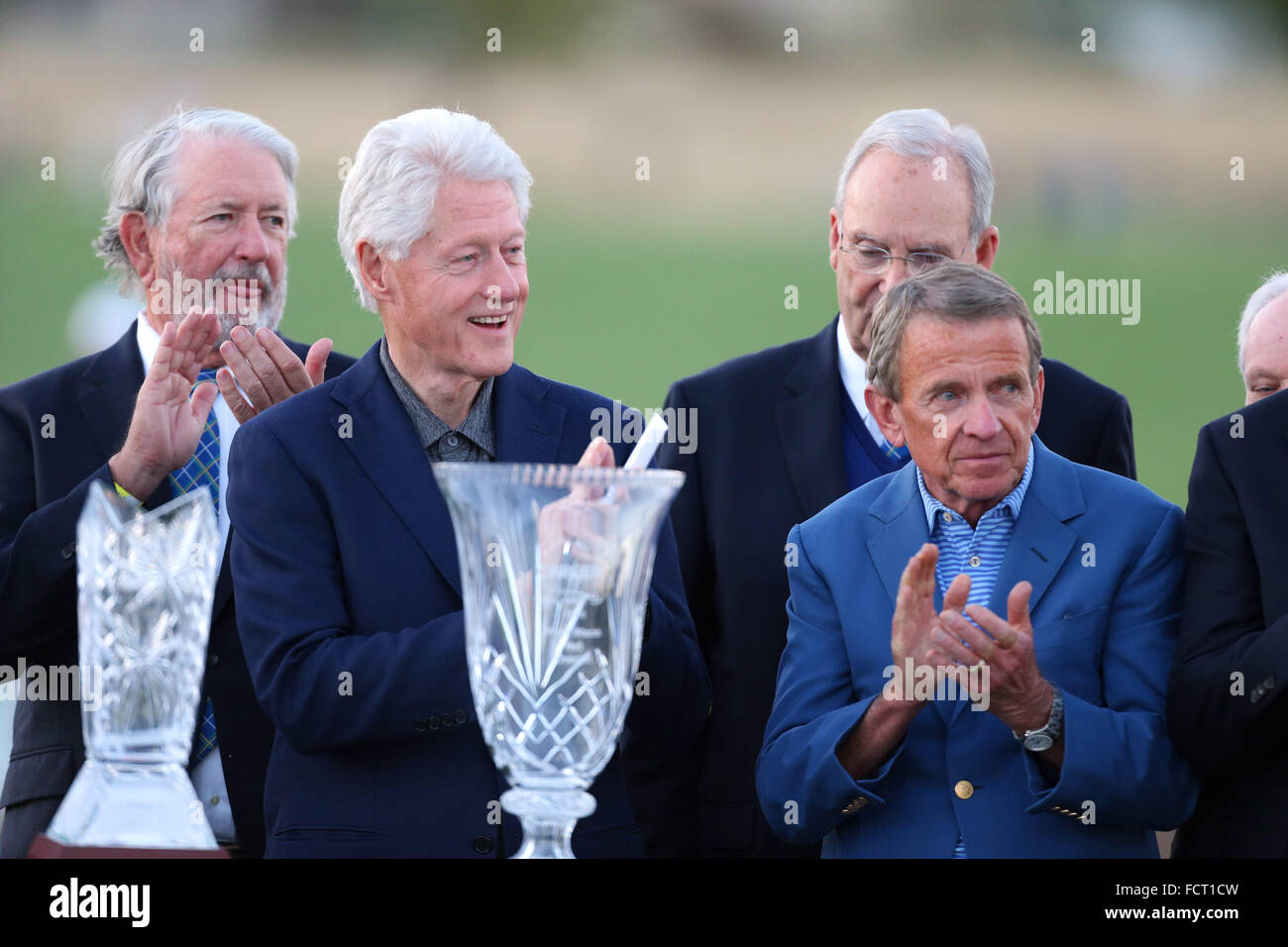 La Quinta, Kalifornien, USA. 24. Januar 2016 ehemalige Präsident Bill Clinton und der PGA-Kommissar Tim Finchem während der CareerBuilder Herausforderung In Partnerschaft mit der Clinton-Stiftung im TPC-Stadion natürlich bei PGA West in La Quinta, California.Charles Baus/CSM Credit: Cal Sport Media/Alamy Live News Stockfoto