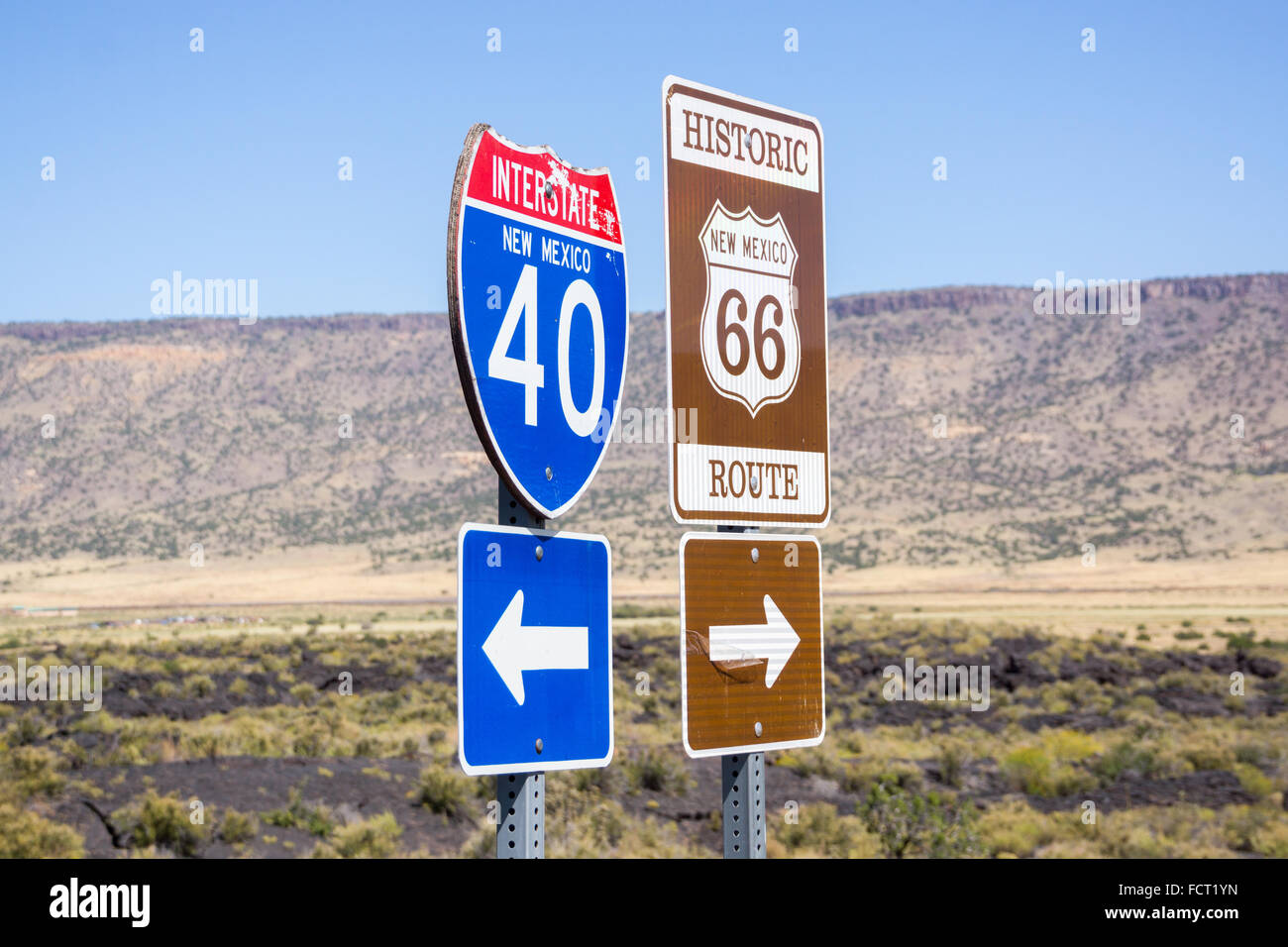 Kombinierte Zeichen Interstate I40 zu linken Historic Route 66 nach rechts  New Mexico, USA Stockfotografie - Alamy