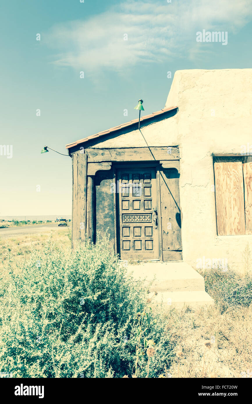 New Mexico verlassen nach Hause auf der alten Route 66 verwitterte mexikanischen Stil Tür. Stockfoto
