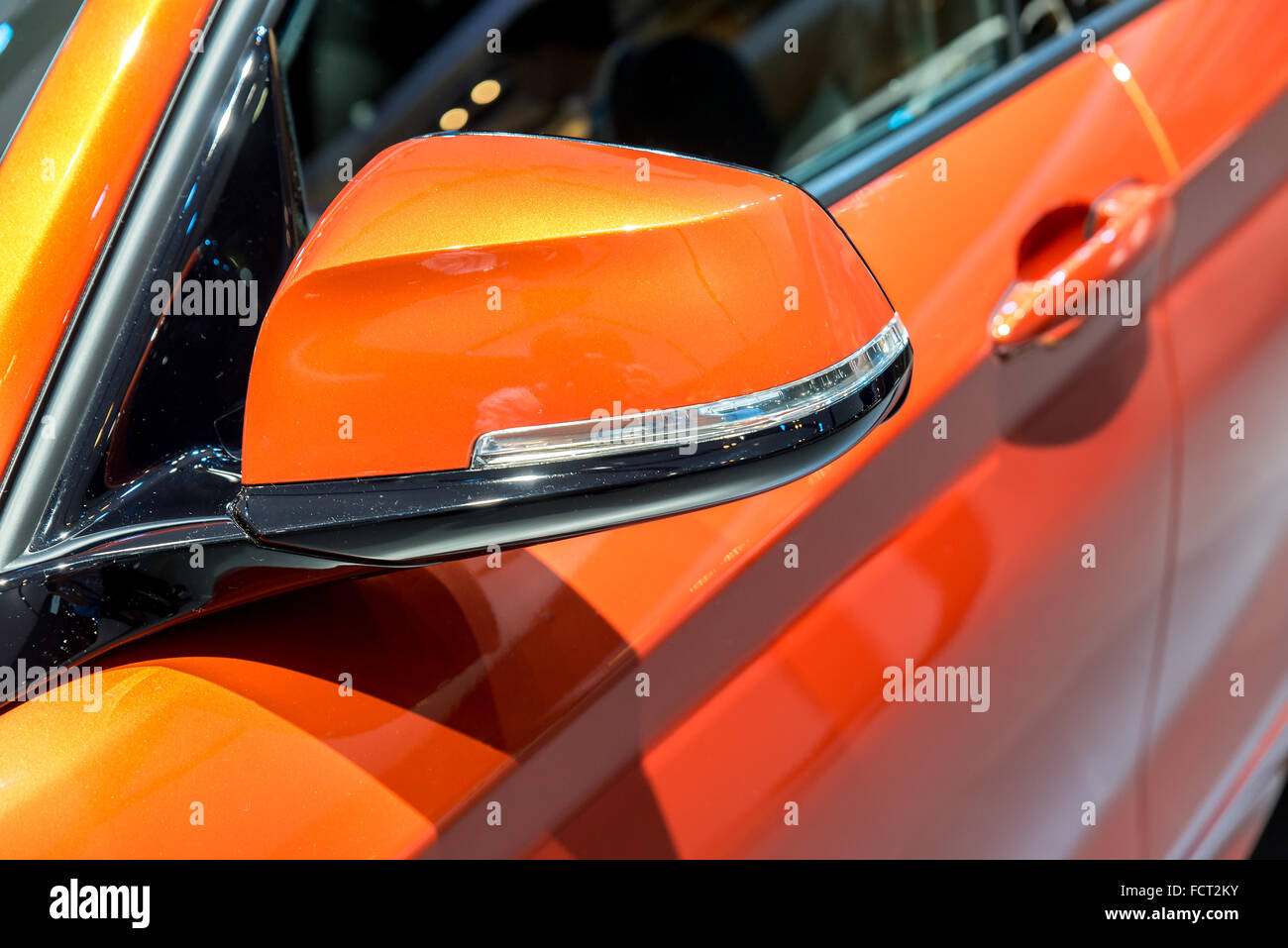 Nahaufnahme von Orange Seite Spiegel Auto Stockfoto