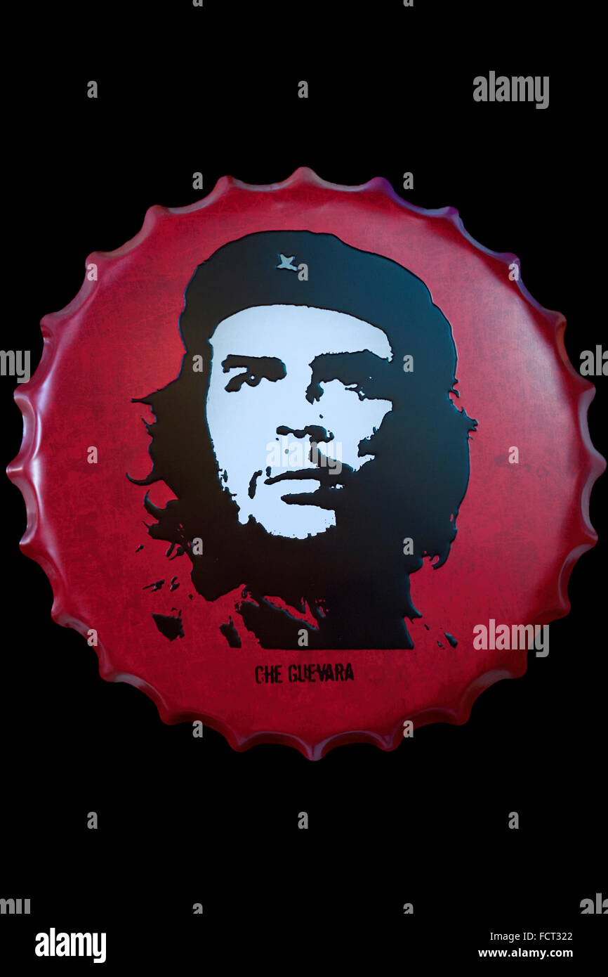 Che Guevara Bild auf eine Flasche Top Typ Metall-Wand-Plakette vor einem schwarzen Hintergrund. Stockfoto