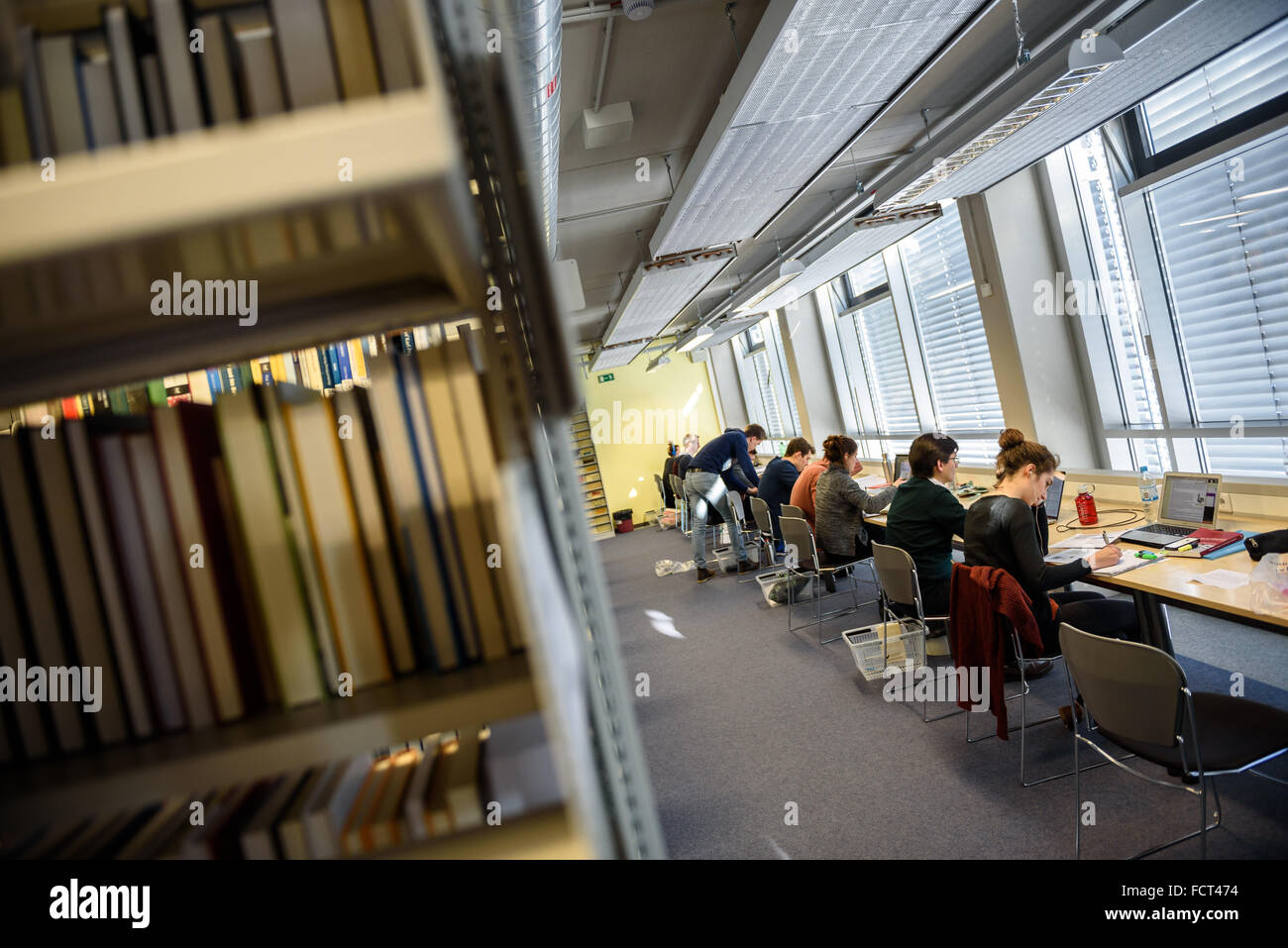 Studenten der Universität Bayreuth sitzen mit ihren Laptops in der Zentralbibliothek der Universität in Bayreuth, Deutschland, 21 Januar 2016. Anstatt in überfüllten Hörsälen sitzen, können Studenten Vorlesungen online anschauen. Wissenschaftliche Publikationen sind weltweit über das Internet und nicht nur in der Bibliothek erhältlich. FOTO: NICOLAS ARMER/DPA Stockfoto