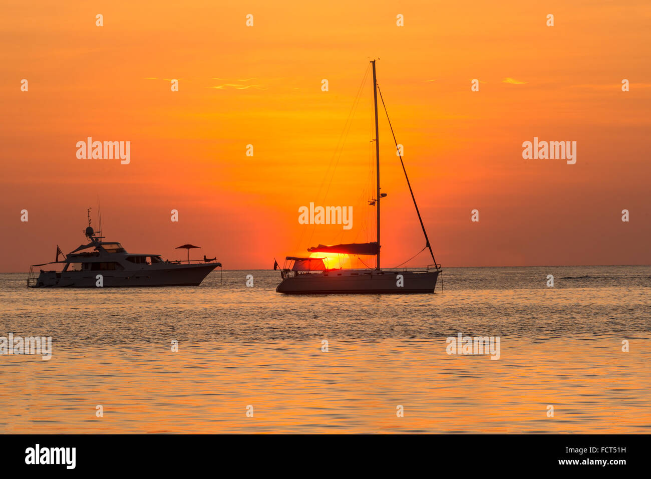 Yacht segeln gegen Sonnenuntergang. Urlaub Lifestyle Landschaft mit Segelboot und Sonnenuntergang Silhouette Skyline. Stockfoto