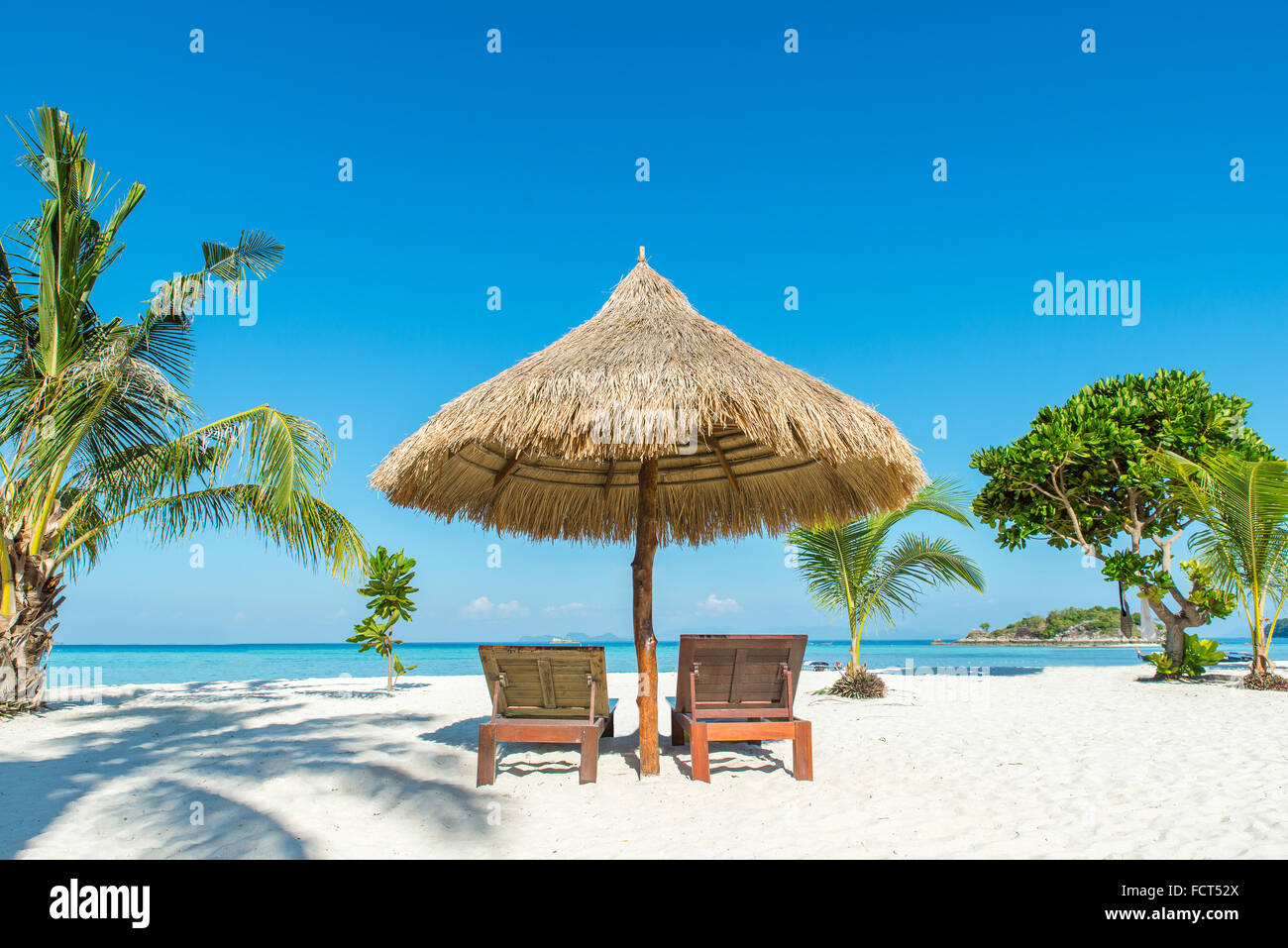 Sommer, Reisen, Urlaub und Ferien-Konzept - Liegestühle und Sonnenschirm am Insel Phuket, Thailand Stockfoto