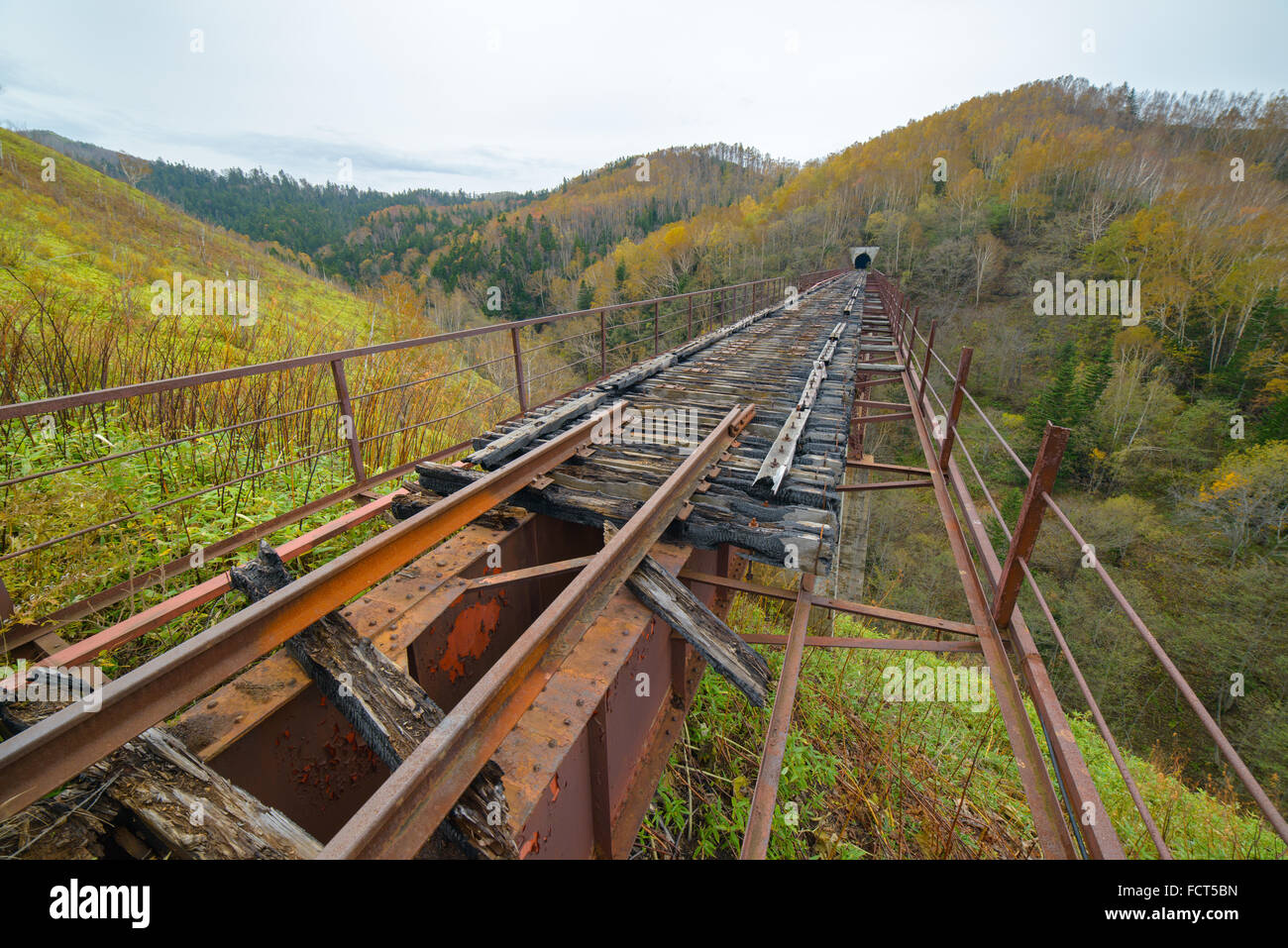 Alte japanische Eisenbahnen und Brücken, Sachalin, Russland. Stockfoto