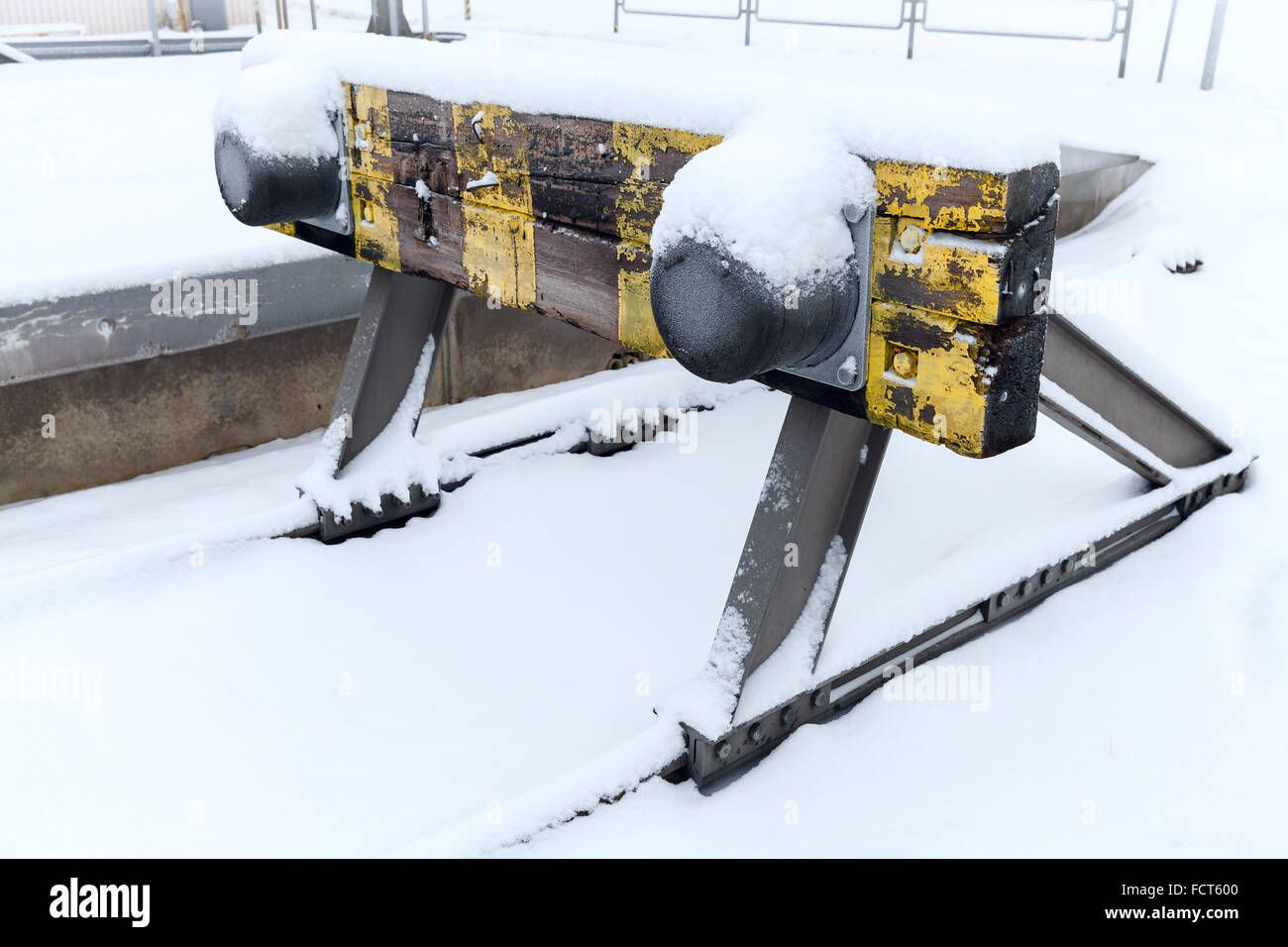 Alten Holzeisenbahn Sackgasse mit Schnee bedeckt Stockfoto