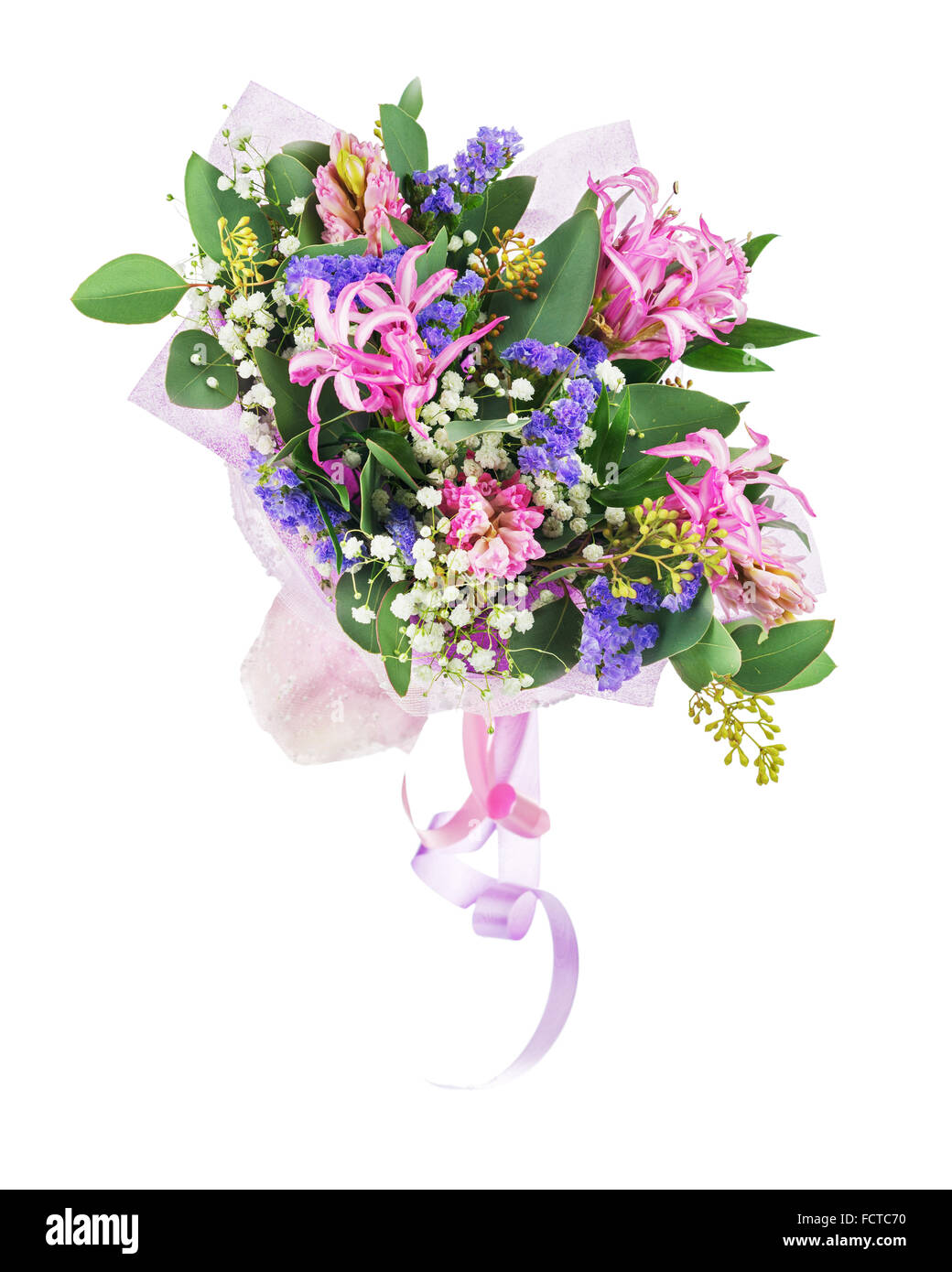 Zarten schönen Blumenstrauß Nerinen, Hyazinthe, Statice und andere Blumen in rosa Verpackung mit Klebeband isoliert auf weißem staatlich Stockfoto